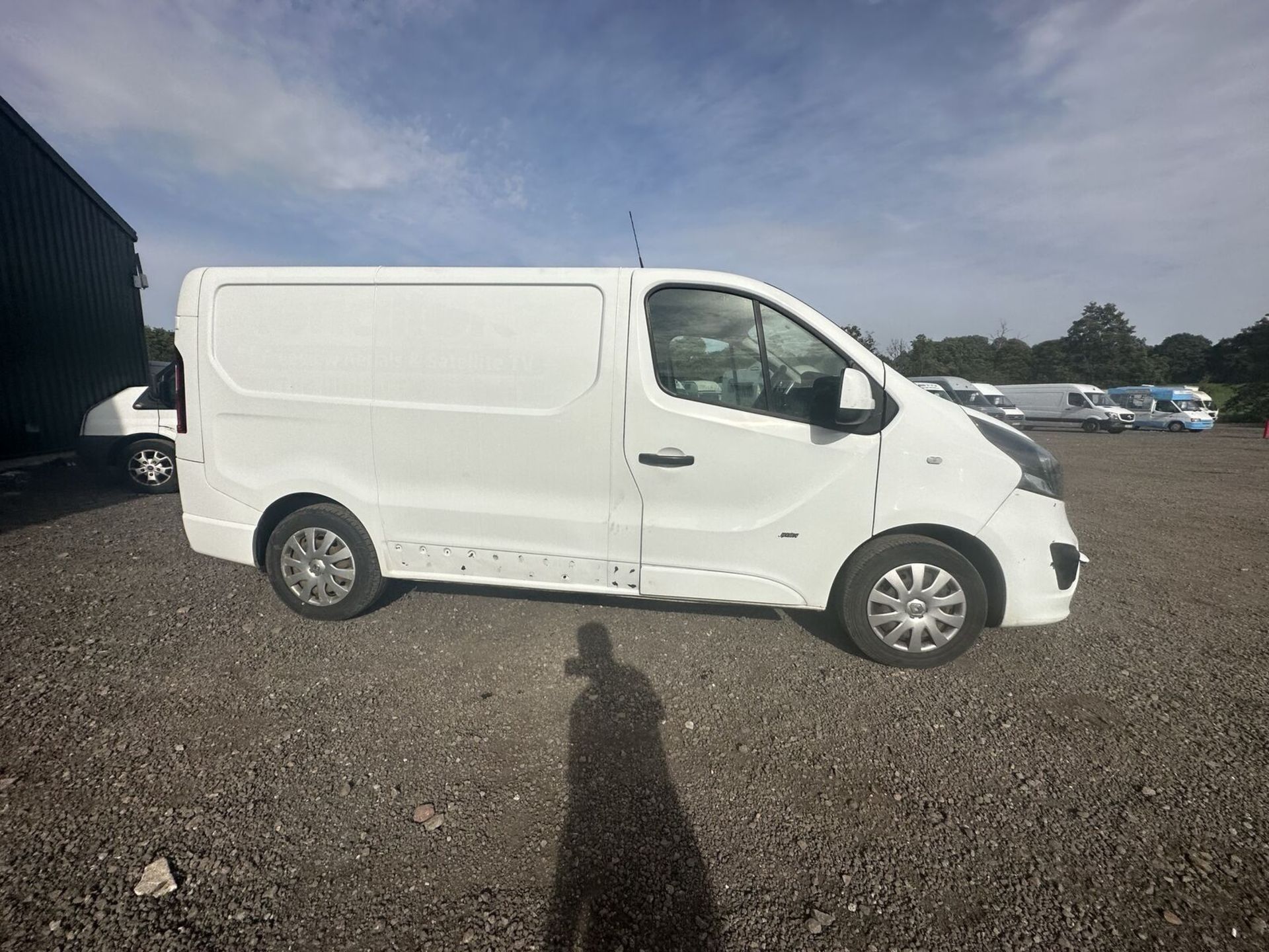 69 PLATE WITH 129K MILES CRUISE CONTROL, PARKING SENSORS: VAUXHALL VIVARO - NO VAT ON HAMMER