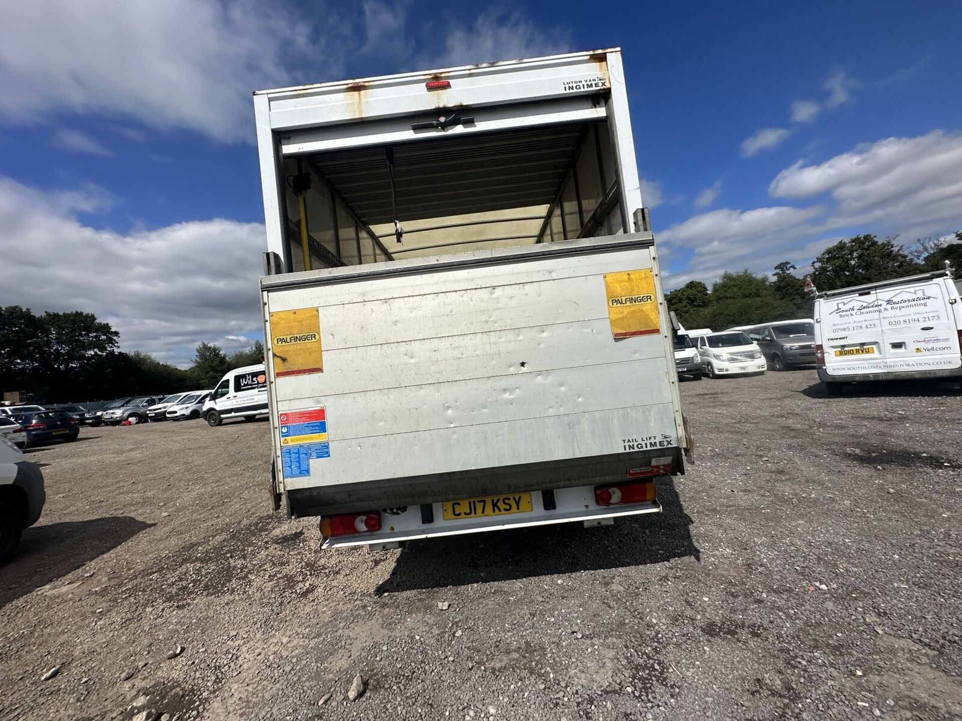 WHITE LUTON BOX WITH TAIL LIFT - 2017 WITH 100K MILES ON THE CLOCK - Image 7 of 15