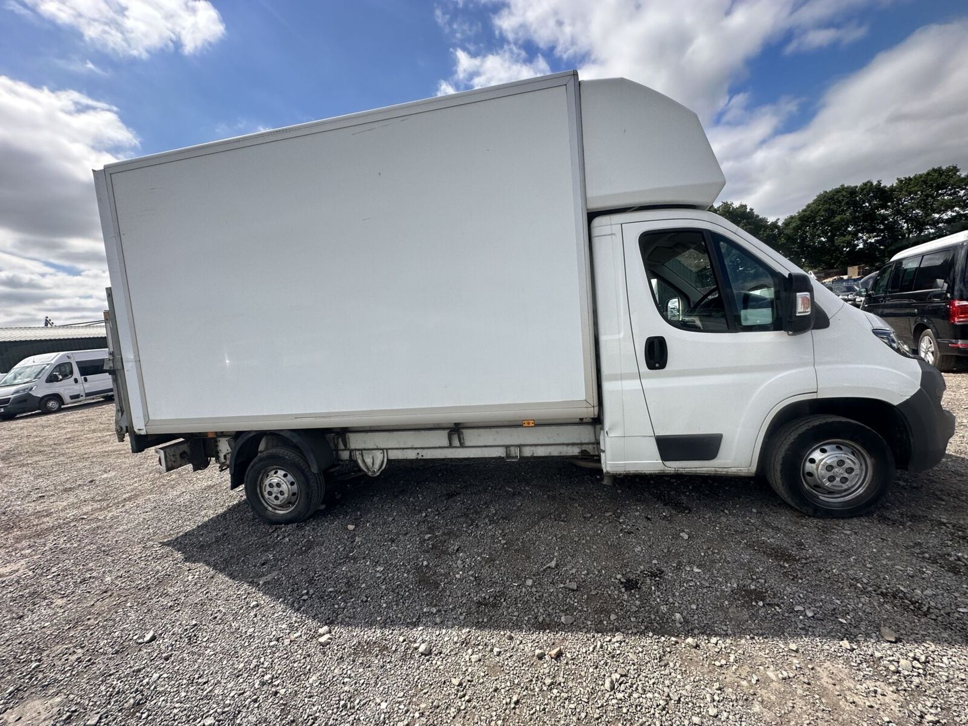 WHITE LUTON BOX WITH TAIL LIFT - 2017 WITH 100K MILES ON THE CLOCK - Image 12 of 15