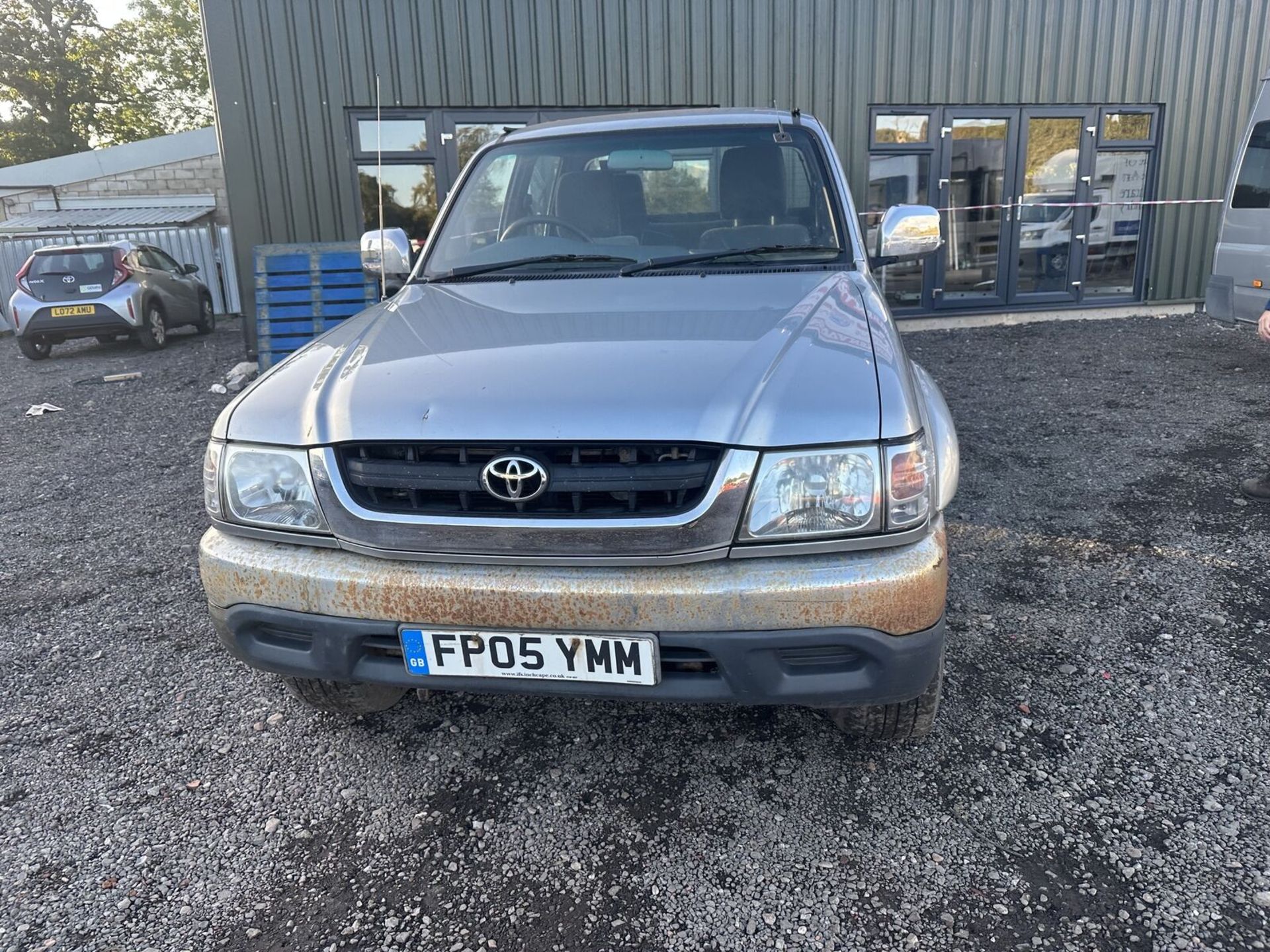 125K MILES - TOYOTA HILUX 4X4 WORKHORSE: WELL-MAINTAINED AND CAPABLE (NO VAT ON HAMMER) - Image 12 of 15