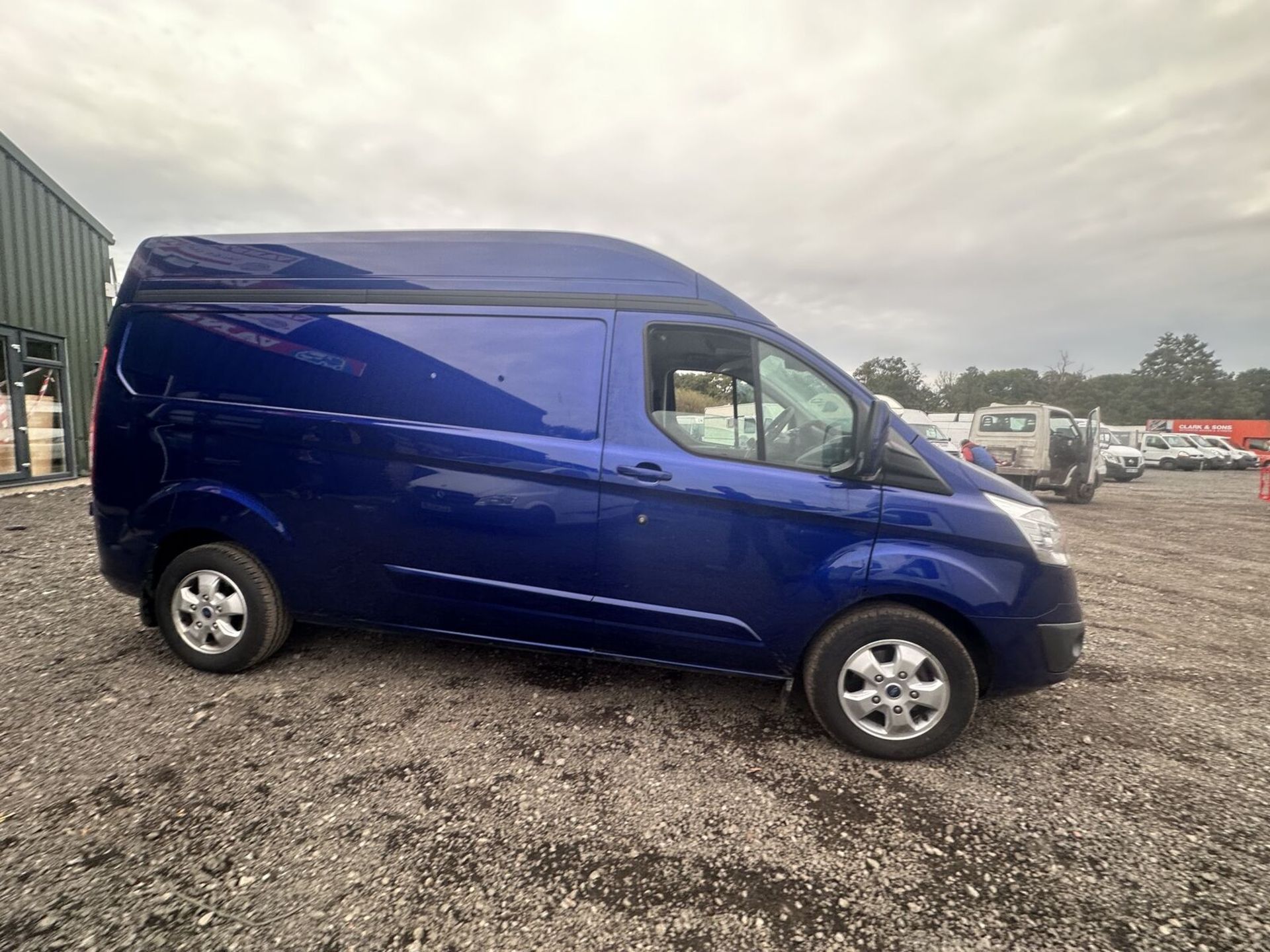 VERSATILE AND RELIABLE: 2017 FORD TRANSIT CUSTOM HIGH ROOF MOT: SEPT 2024 - MILEAGE 115K