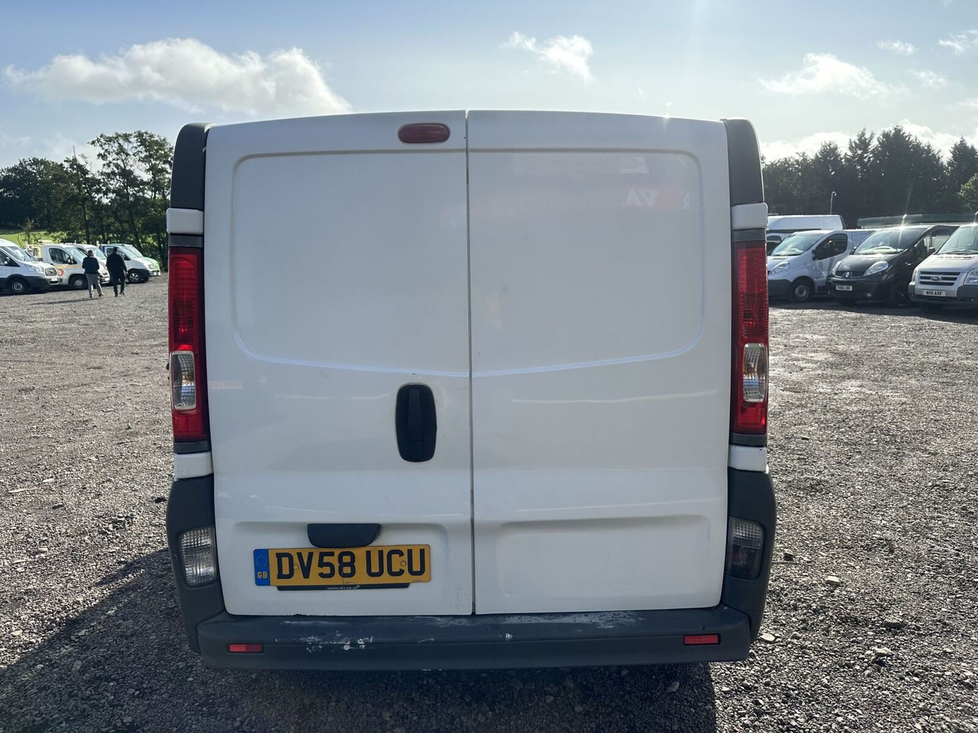 EFFICIENT WORKHORSE: 58 PLATE VAUXHALL VIVARO TRAFIC SWB DIESEL (NO VAT ON HAMMER)** - Image 3 of 15