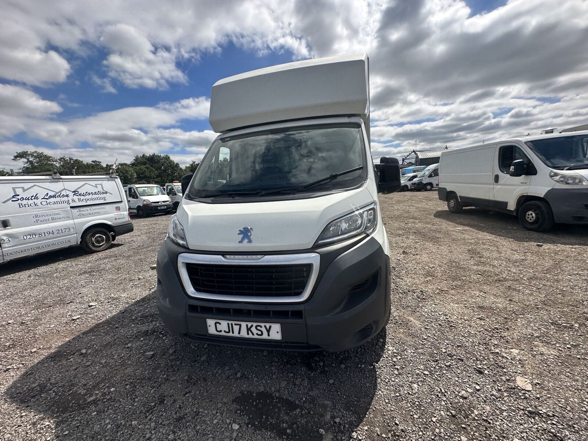 WHITE LUTON BOX WITH TAIL LIFT - 2017 WITH 100K MILES ON THE CLOCK - Image 9 of 15