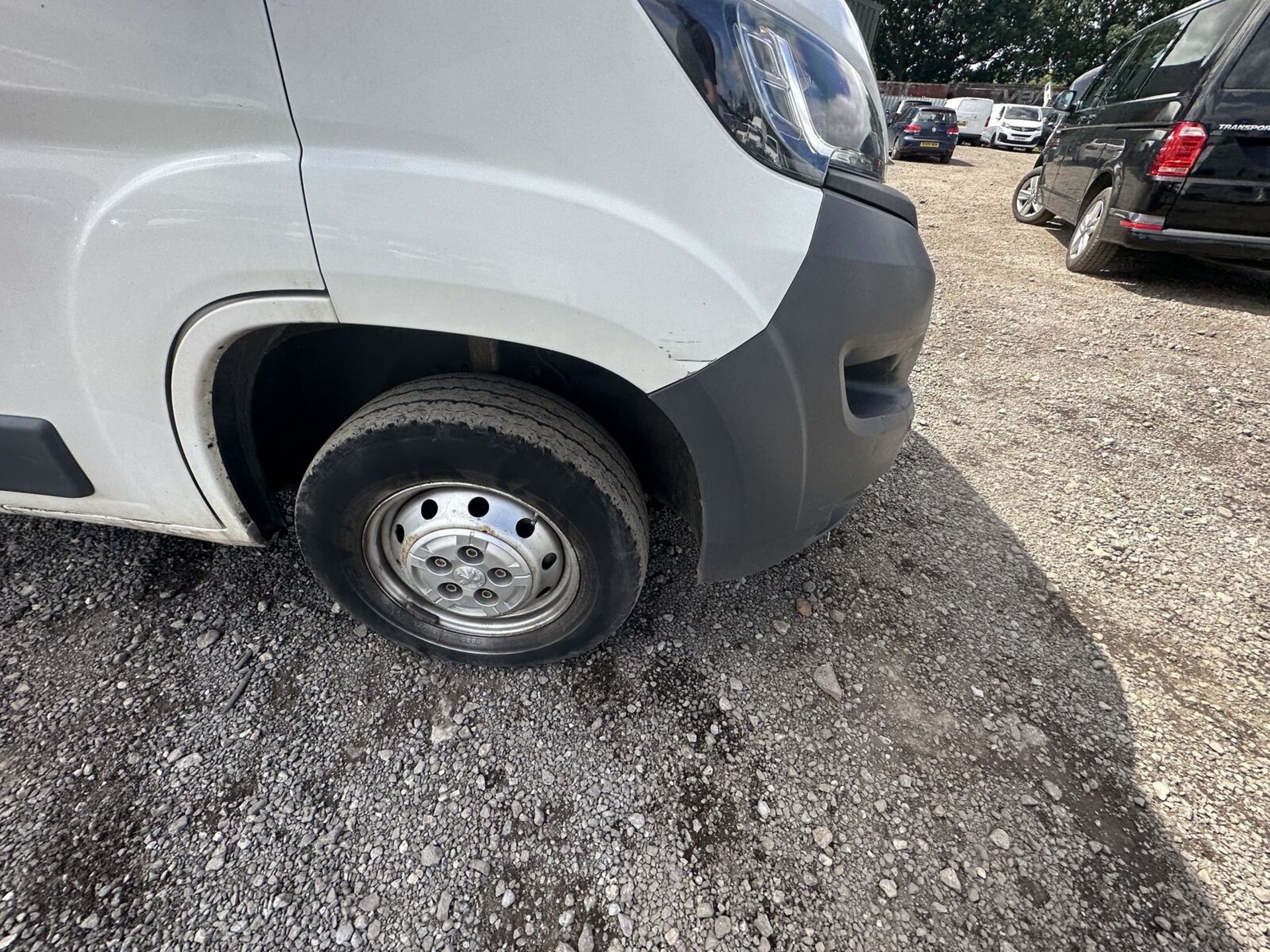 WHITE LUTON BOX WITH TAIL LIFT - 2017 WITH 100K MILES ON THE CLOCK - Image 11 of 15