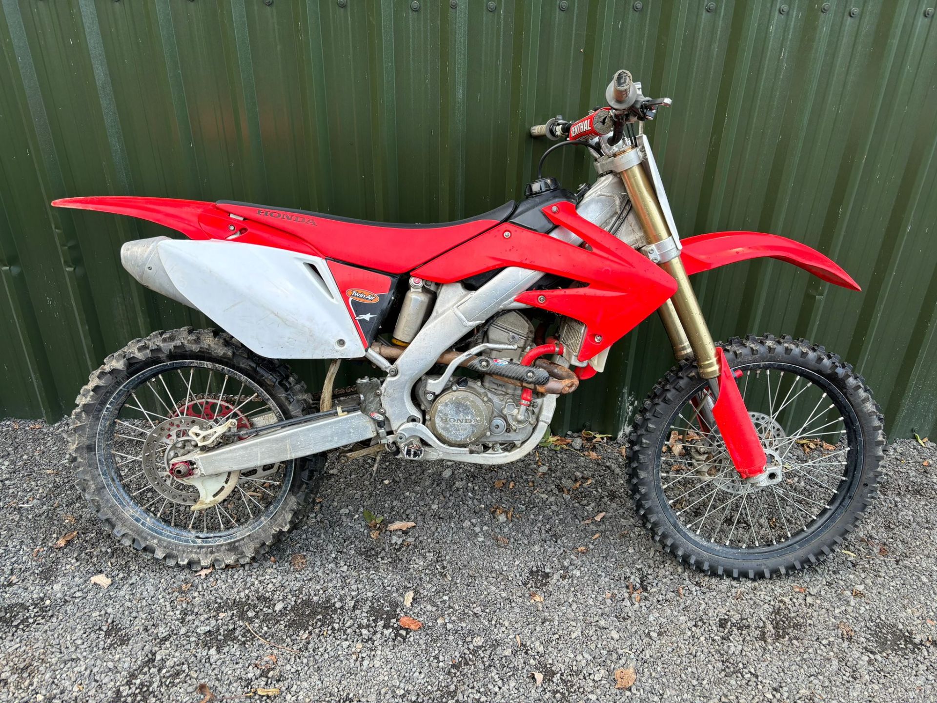 HONDA CRF250 MX MOTOCROSS BIKE *(NO VAT ON HAMMER)* - Image 4 of 8