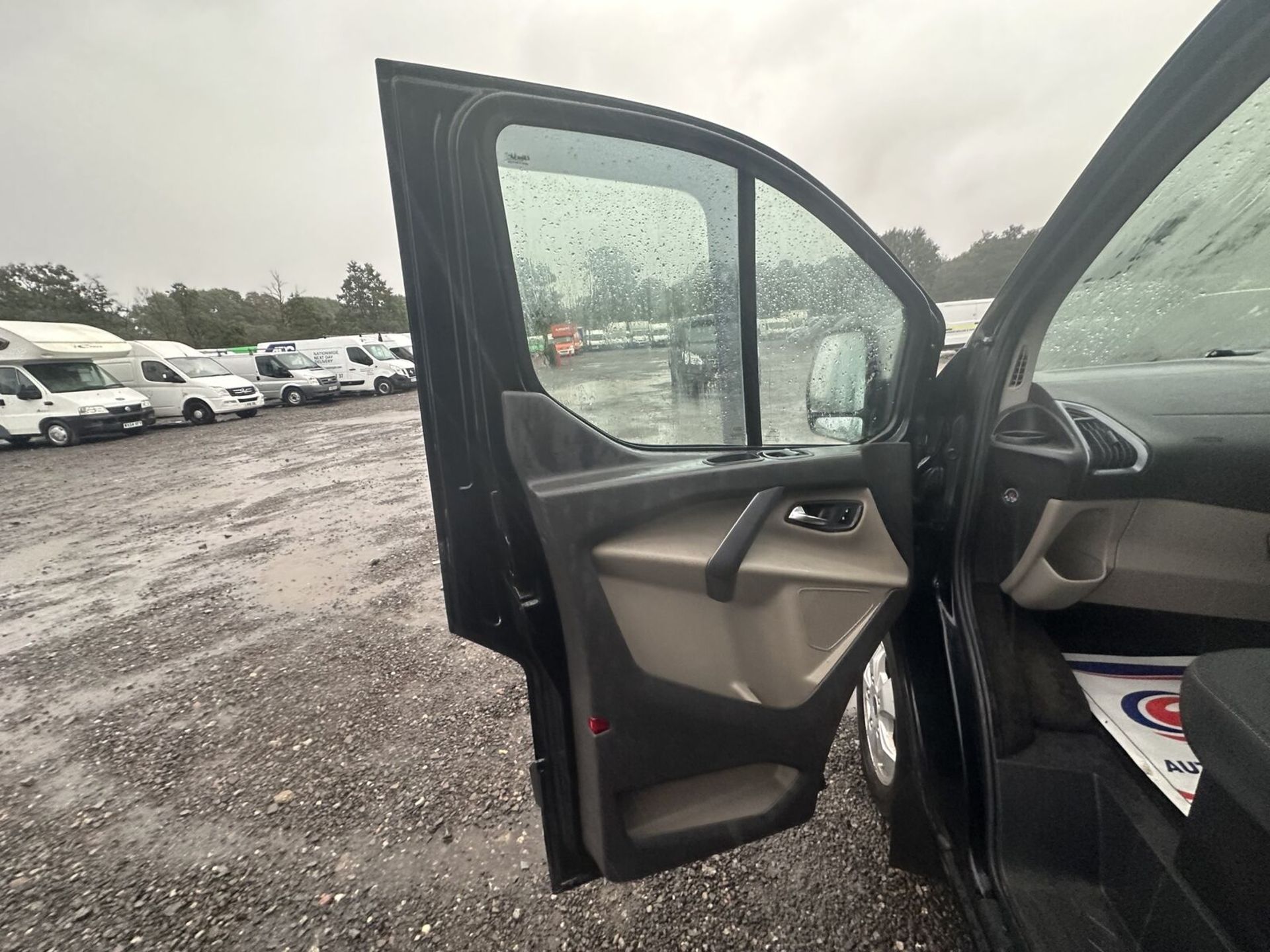 FORD TRANSIT CUSTOM 310 LIMITED AUTO: PRISTINE CONDITION (NO VAT ON HAMMER)** - Image 4 of 15