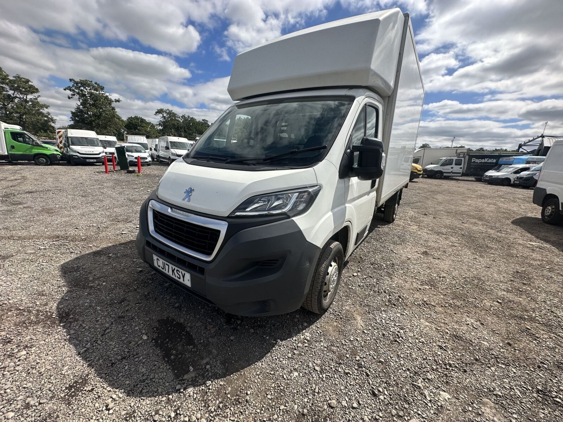 WHITE LUTON BOX WITH TAIL LIFT - 2017 WITH 100K MILES ON THE CLOCK - Image 10 of 15