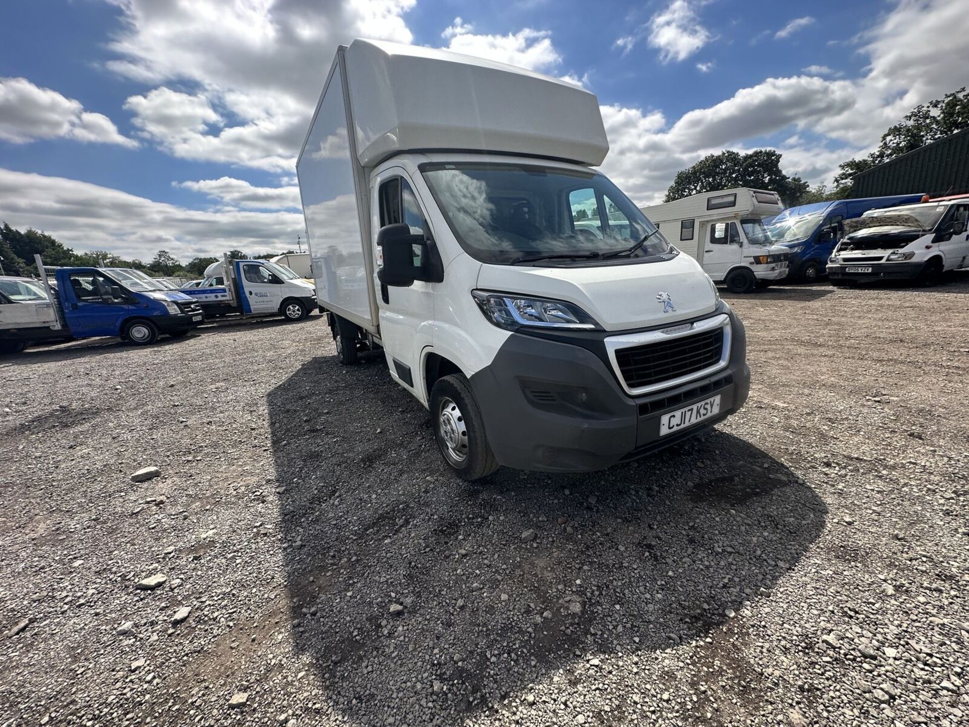 WHITE LUTON BOX WITH TAIL LIFT - 2017 WITH 100K MILES ON THE CLOCK - Image 2 of 15