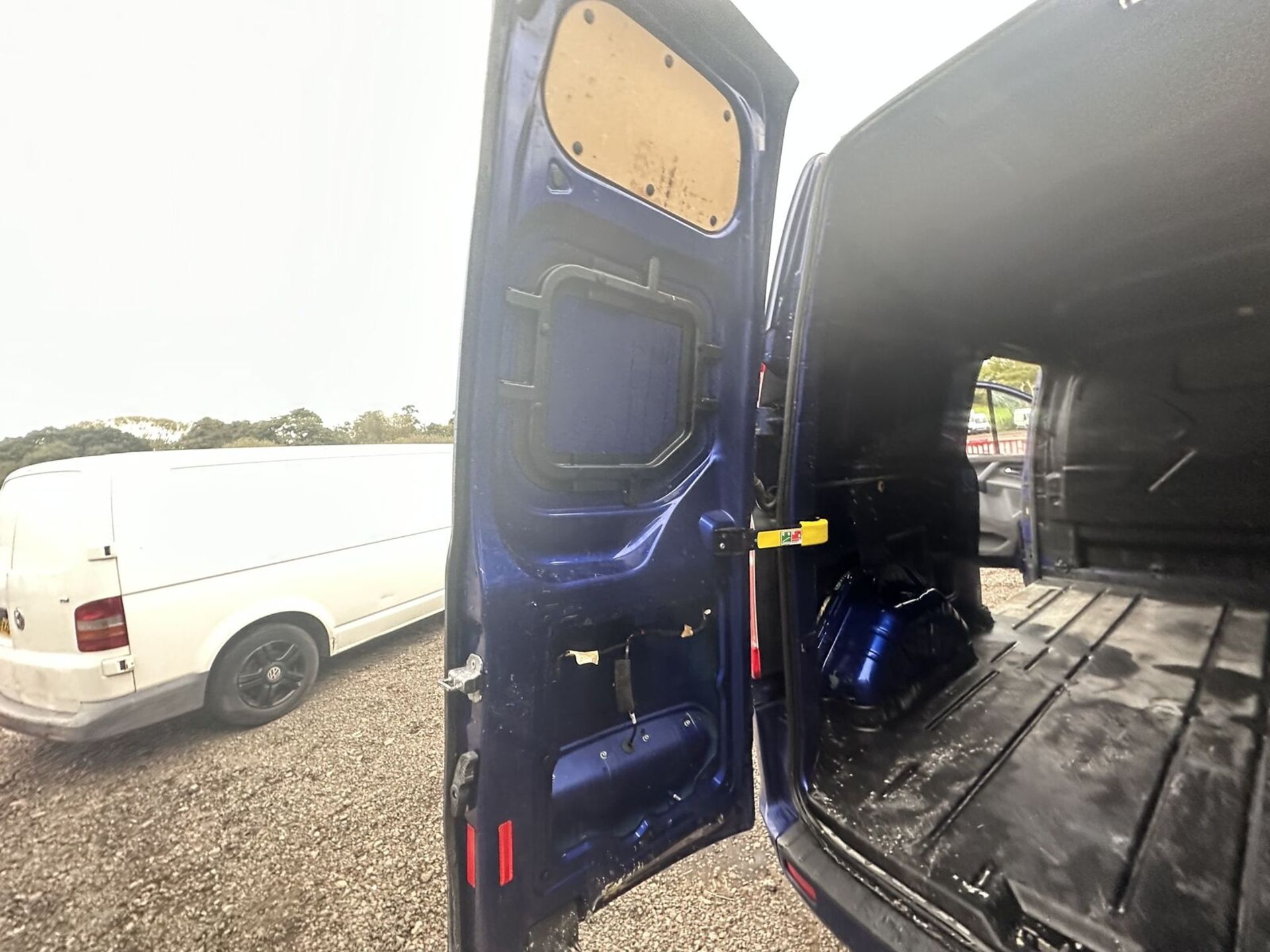 VERSATILE AND RELIABLE: 2017 FORD TRANSIT CUSTOM HIGH ROOF MOT: SEPT 2024 - MILEAGE 115K - Image 12 of 15