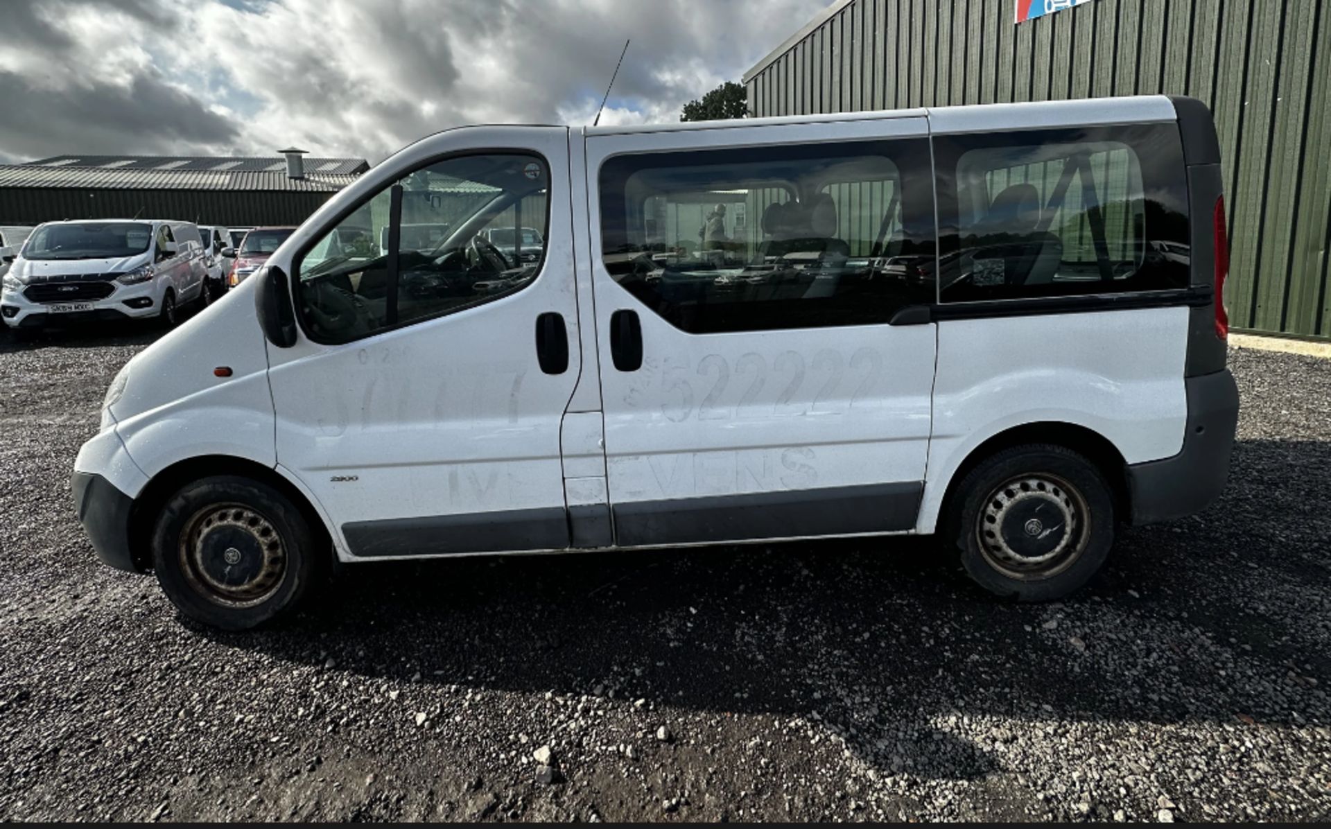 SMOOTH OPERATOR: MEDIUM ROOF MINIBUS, 1995CC ENGINE **(NO VAT ON HAMMER)** - Image 7 of 19