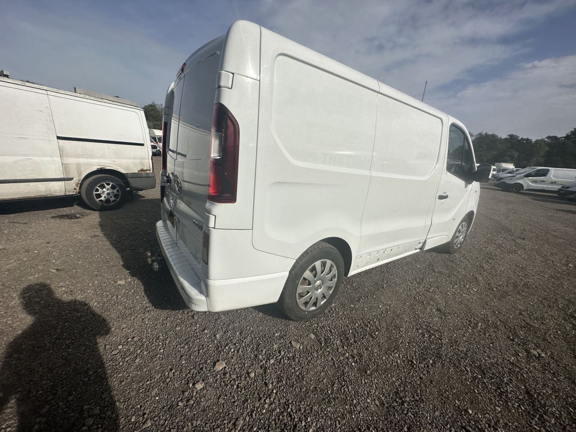 69 PLATE WITH 129K MILES CRUISE CONTROL, PARKING SENSORS: VAUXHALL VIVARO - NO VAT ON HAMMER - Image 13 of 15