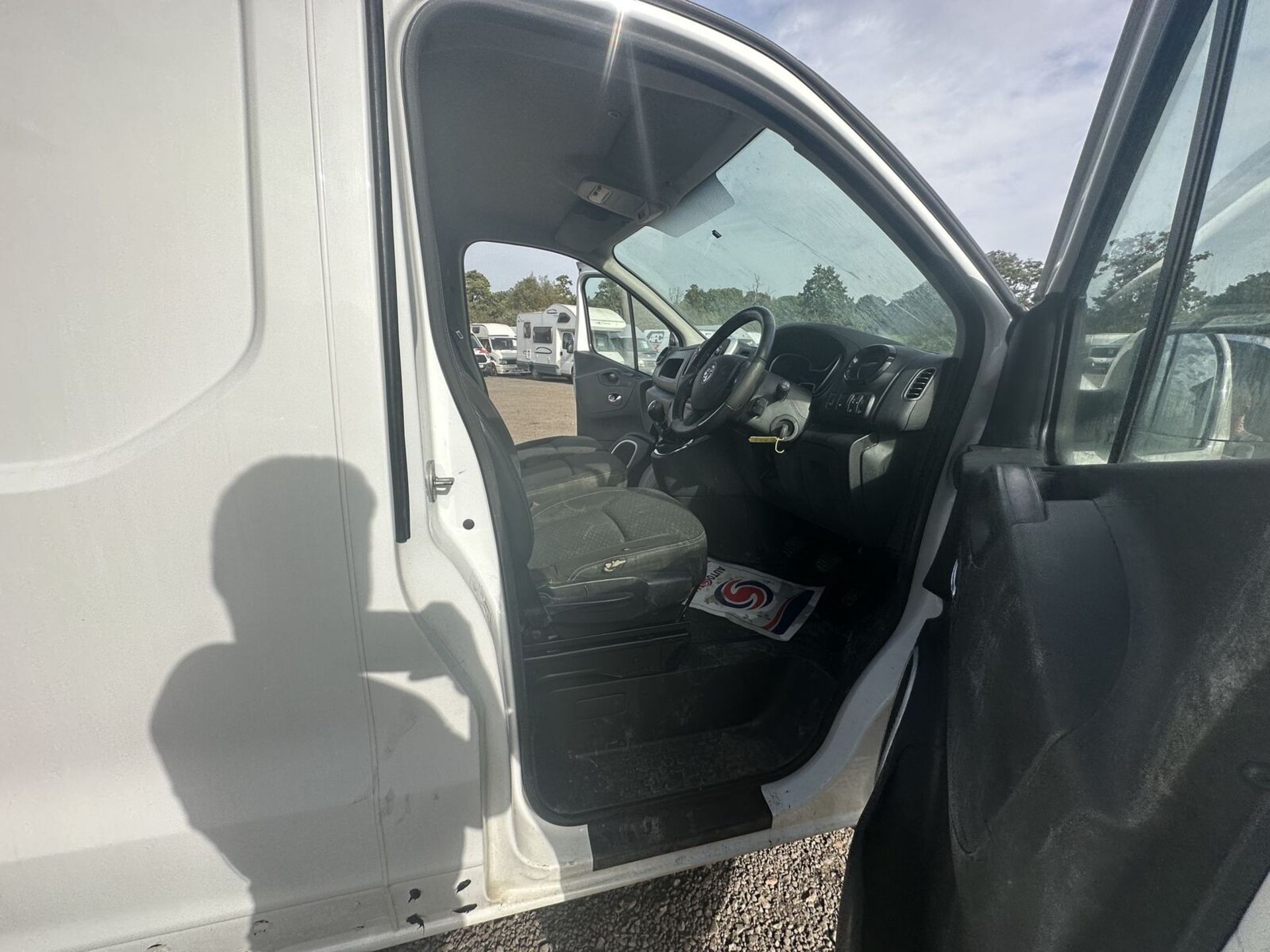 69 PLATE WITH 129K MILES CRUISE CONTROL, PARKING SENSORS: VAUXHALL VIVARO - NO VAT ON HAMMER - Image 3 of 15