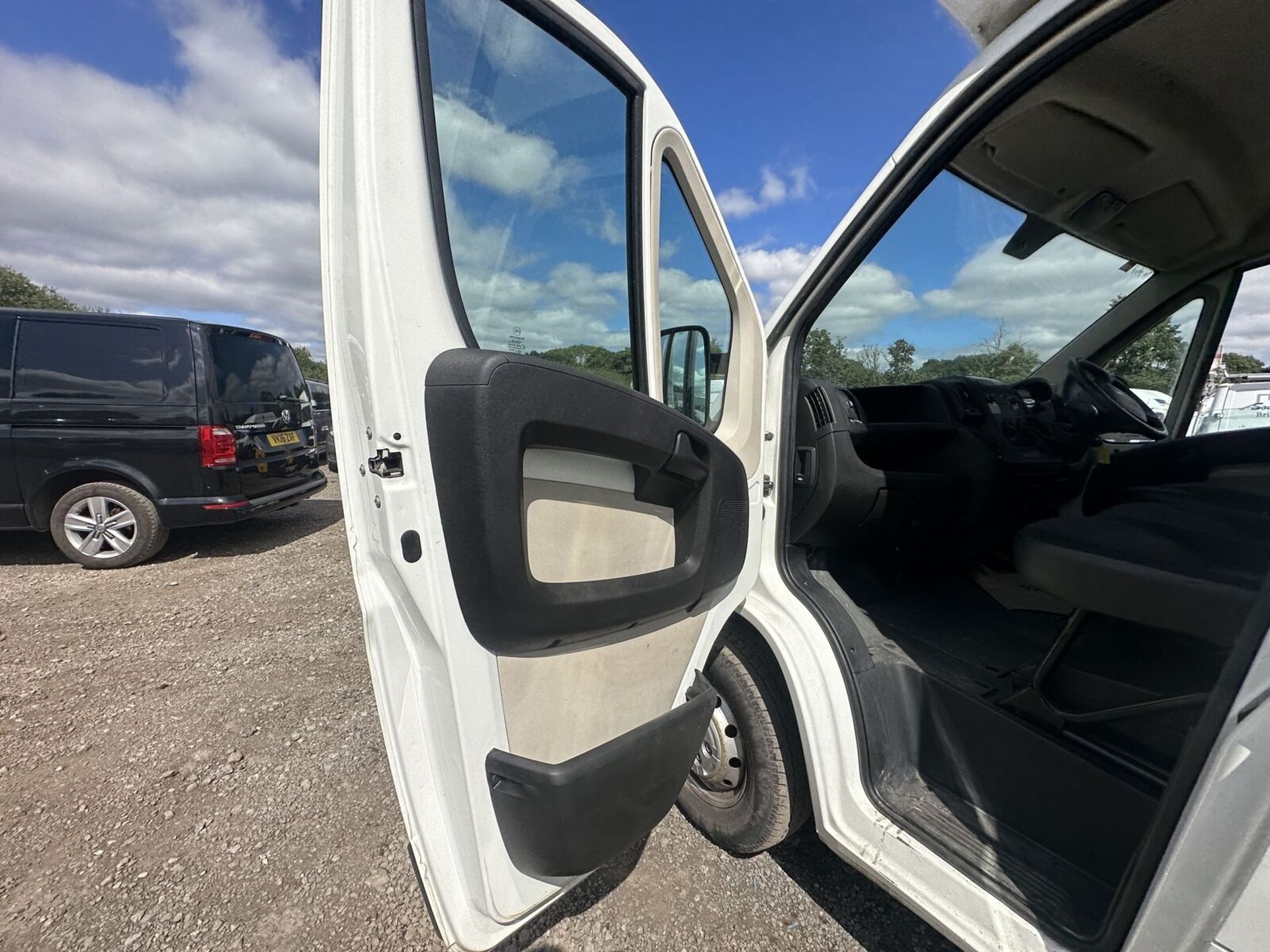 WHITE LUTON BOX WITH TAIL LIFT - 2017 WITH 100K MILES ON THE CLOCK - Image 4 of 15