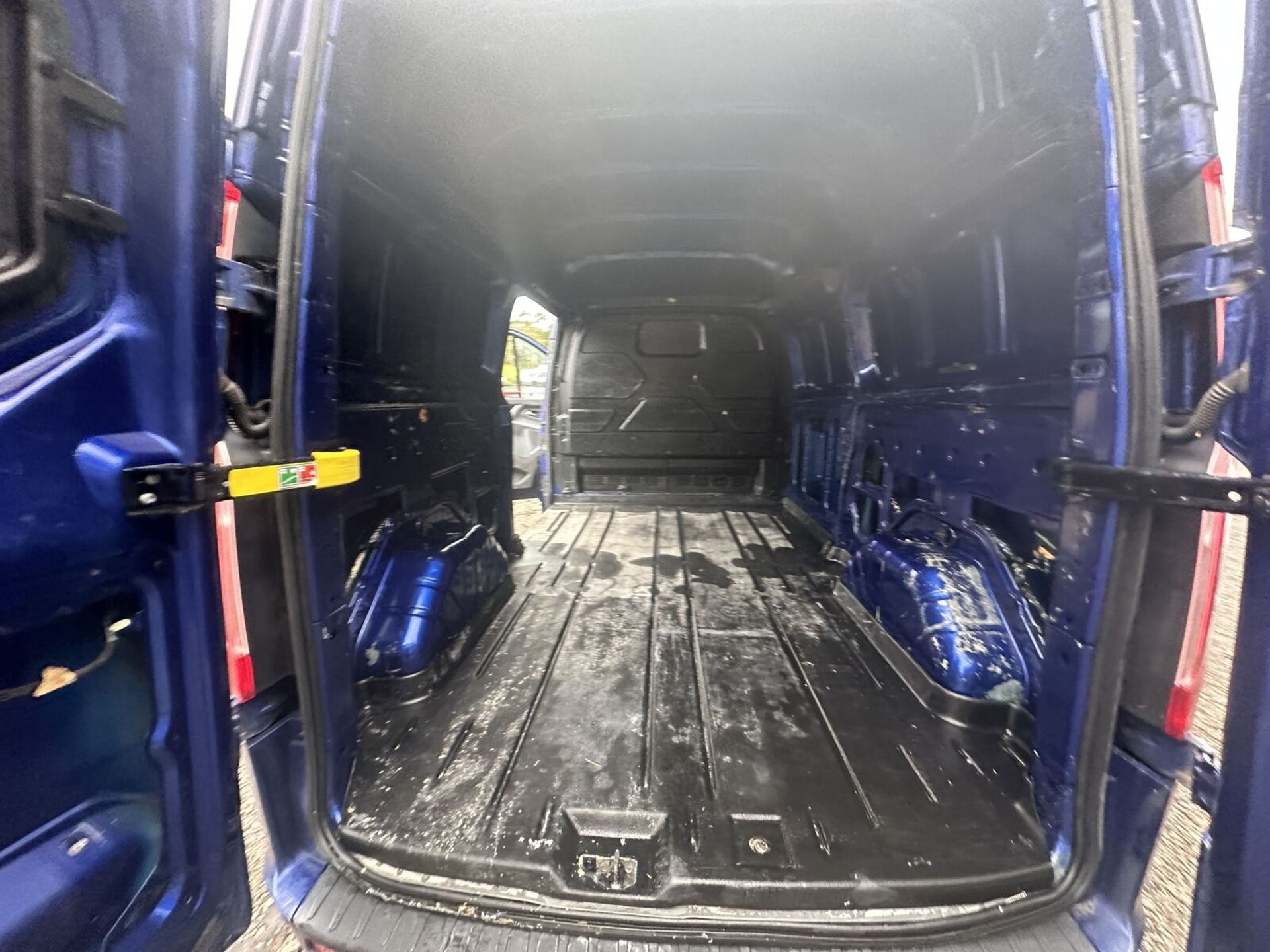 VERSATILE AND RELIABLE: 2017 FORD TRANSIT CUSTOM HIGH ROOF MOT: SEPT 2024 - MILEAGE 115K - Image 14 of 15
