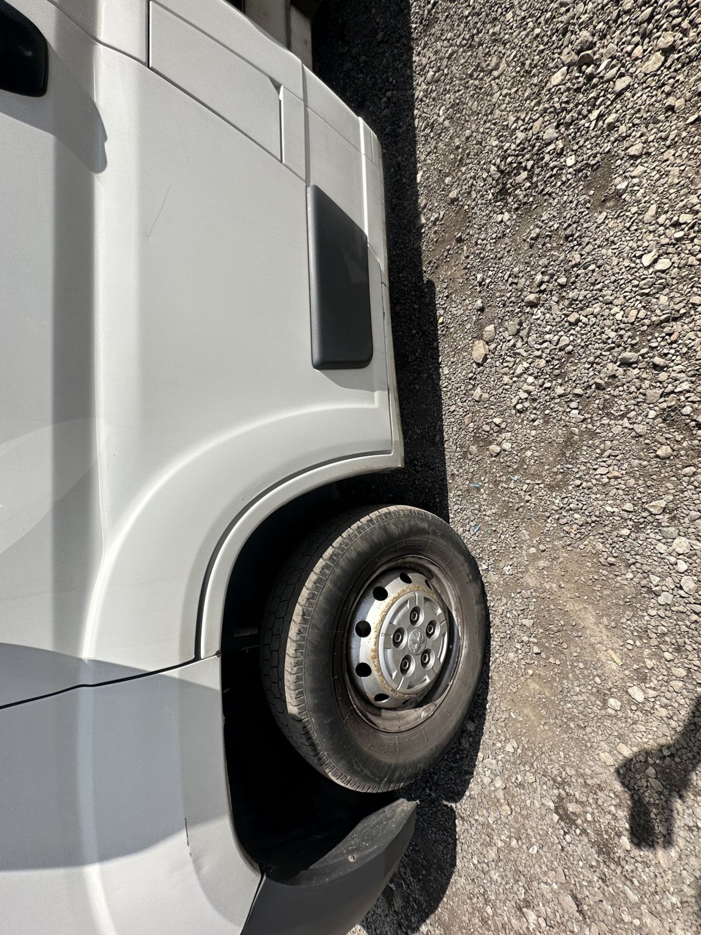 WHITE LUTON BOX WITH TAIL LIFT - 2017 WITH 100K MILES ON THE CLOCK - Image 14 of 15