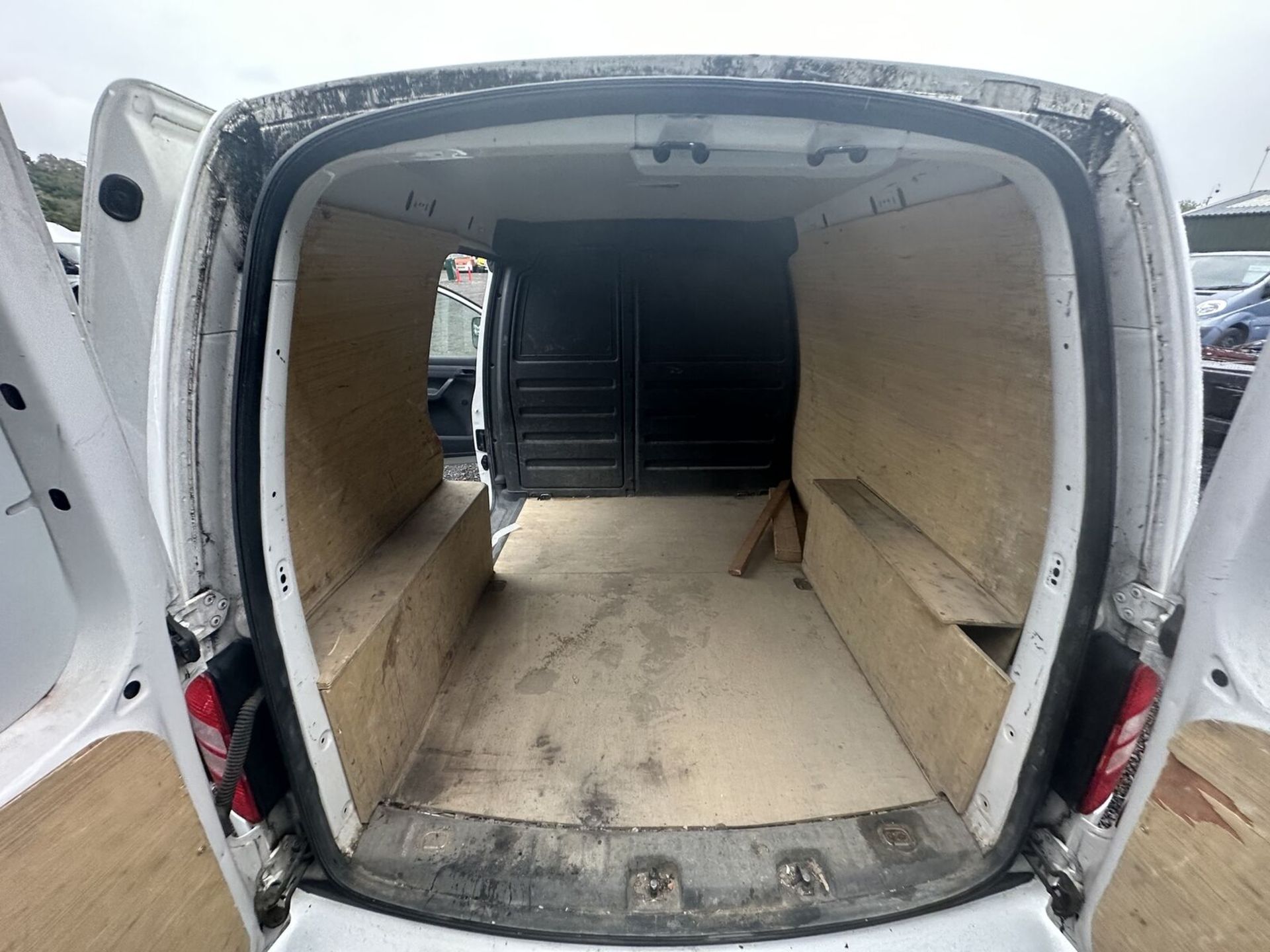 READY FOR WORK: VOLKSWAGEN CADDY WITH CLEAN INTERIOR MOT MAY 2024 - NO VAT ON HAMMER - Image 3 of 15