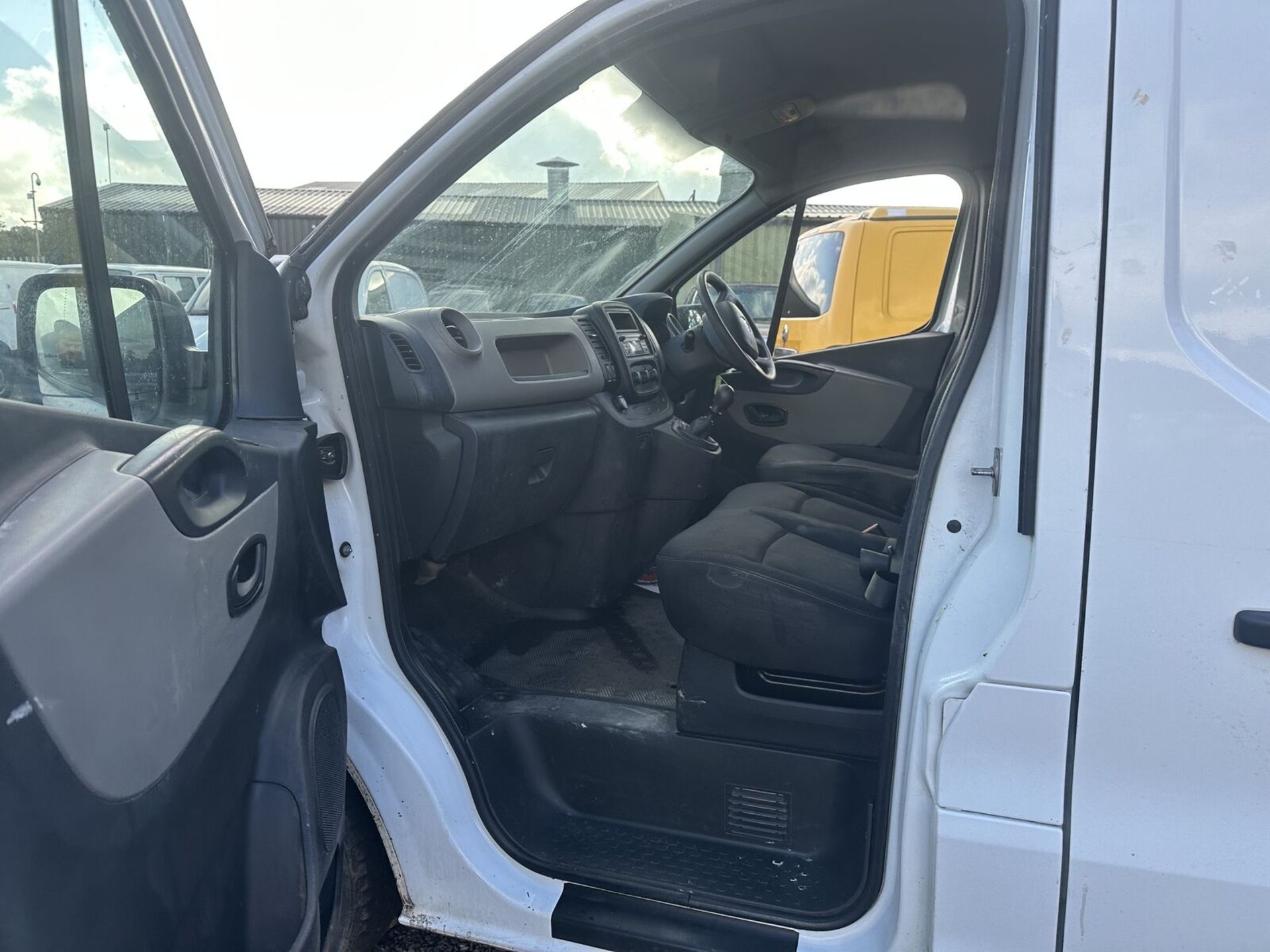 2015 RENAULT TRAFIC BUSINESS VAN: PRISTINE MECHANICS 141K MILES (NO VAT ON HAMMER) - Image 9 of 15