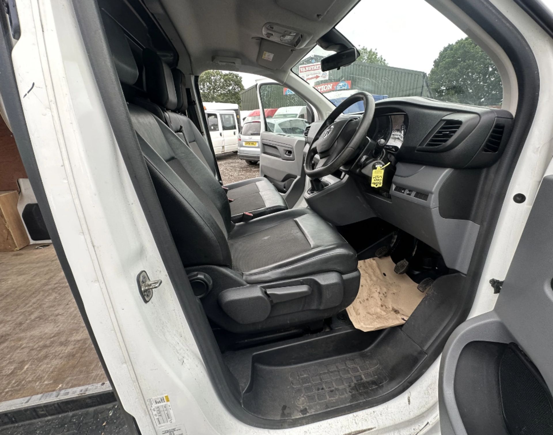LOW-MILEAGE ONLY 70K MILES - 2019 VIVARO L2 DIESEL: READY TO ROLL - Image 6 of 11