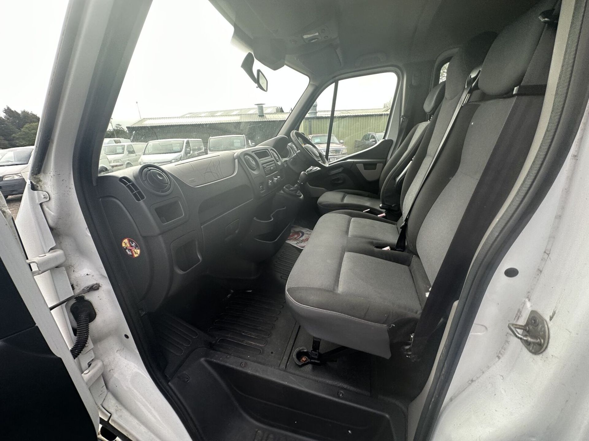 LOW 28K MILEAGE GEM: 2013 RENAULT MASTER L35 2.3 DCI CREW CAB - Image 10 of 15