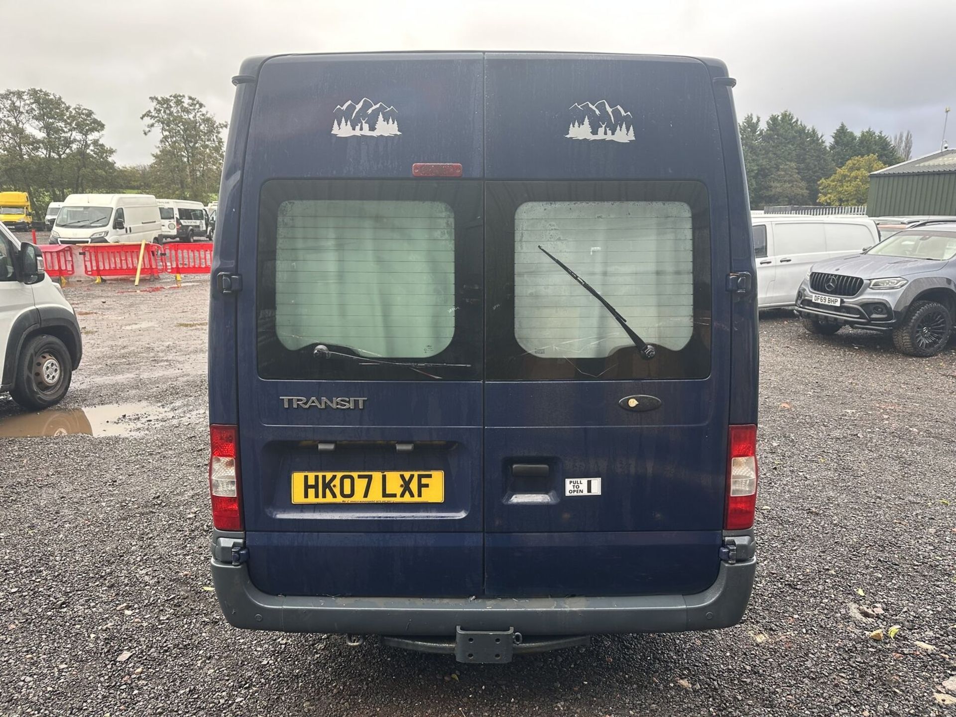 BLUE BEAUTY: TRANSIT CAMPER MOTORHOME ADVENTURE 131K MILES - MOT: MARCH 2024 - NO VAT ON HAMMER - Image 13 of 15