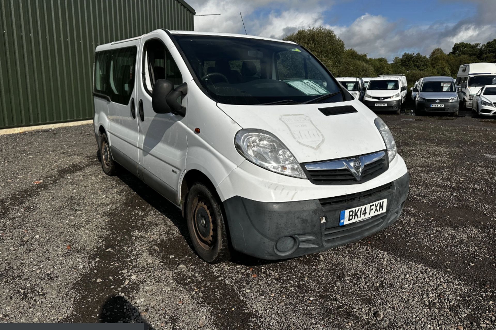 SMOOTH OPERATOR: MEDIUM ROOF MINIBUS, 1995CC ENGINE **(NO VAT ON HAMMER)** - Image 14 of 19