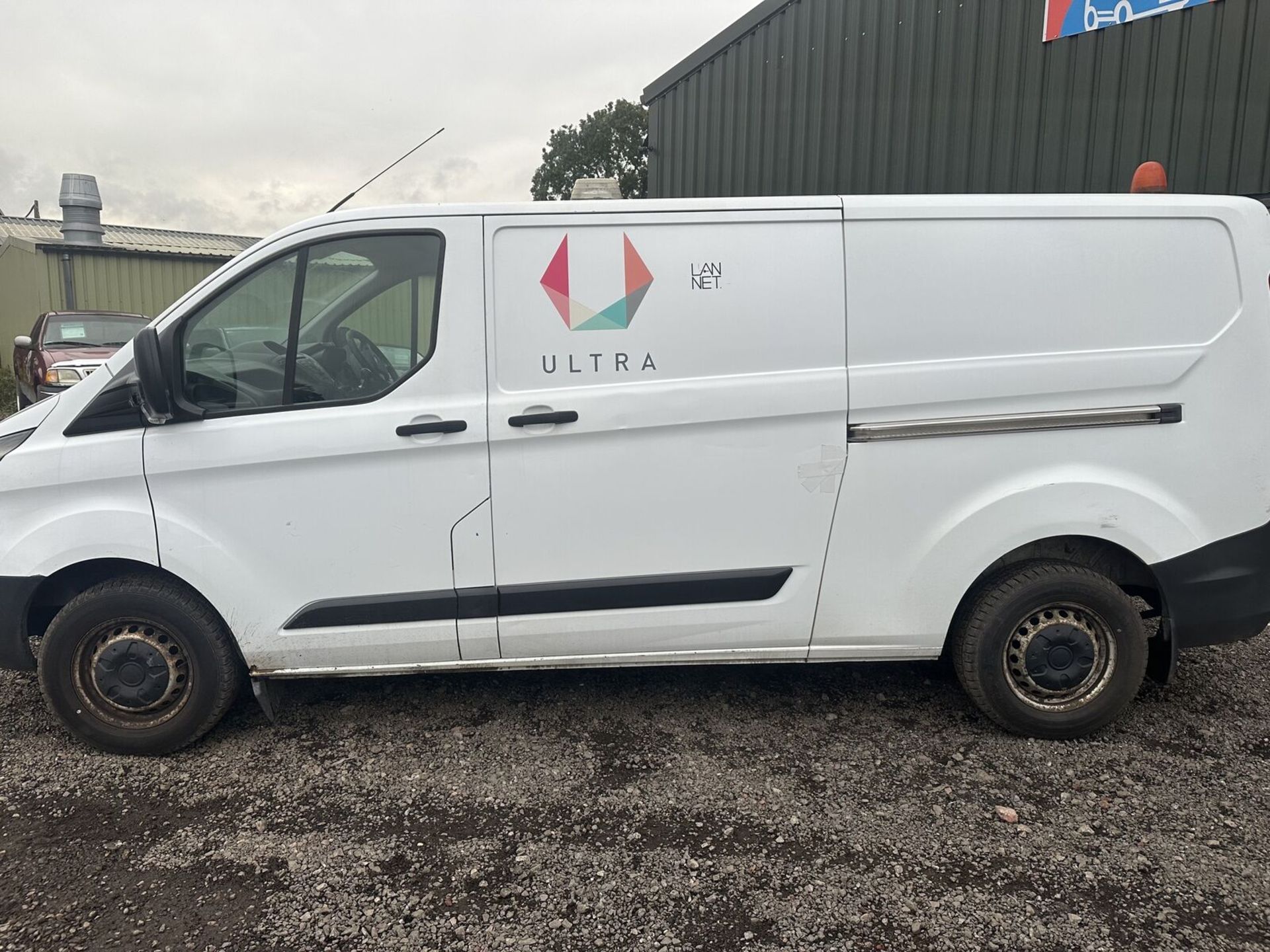 WHITE PANEL VAN: FORD TRANSIT CUSTOM 310 - IMPECCABLY MAINTAINED (NO VAT ON HAMMER)**