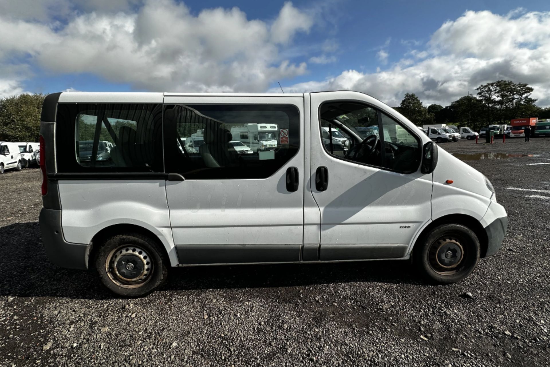 SMOOTH OPERATOR: MEDIUM ROOF MINIBUS, 1995CC ENGINE **(NO VAT ON HAMMER)**