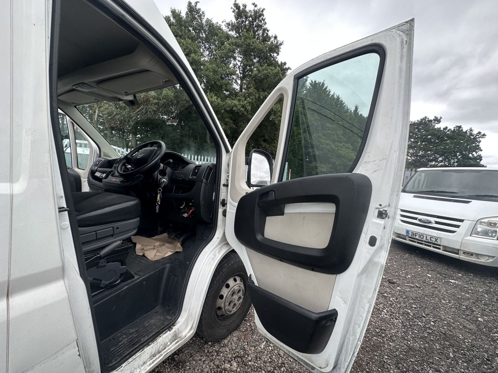 **(ONLY 75K MILEAGE)** FOR THE COLD CHAIN: CITROEN RELAY 35 FRIDGE VAN (NO VAT ON HAMMER) - Image 8 of 15