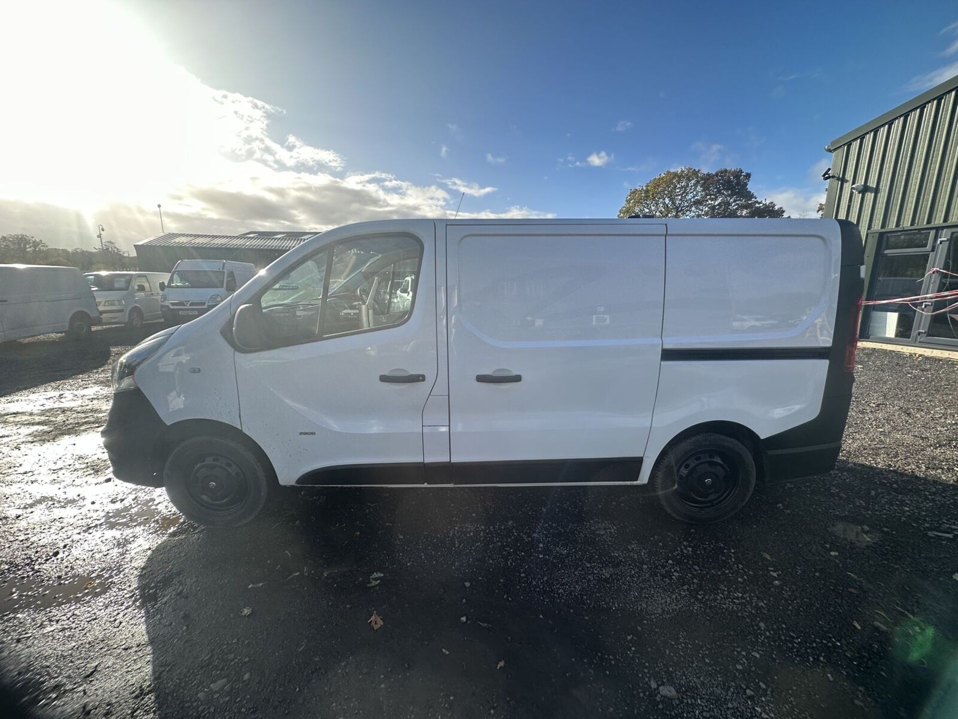 **(ONLY 88K MILEAGE)** 2015 VIVARO TRAFIC PANEL VAN - MOT: 6TH MARCH 2024 - NO VAT ON HAMMER - Image 14 of 15