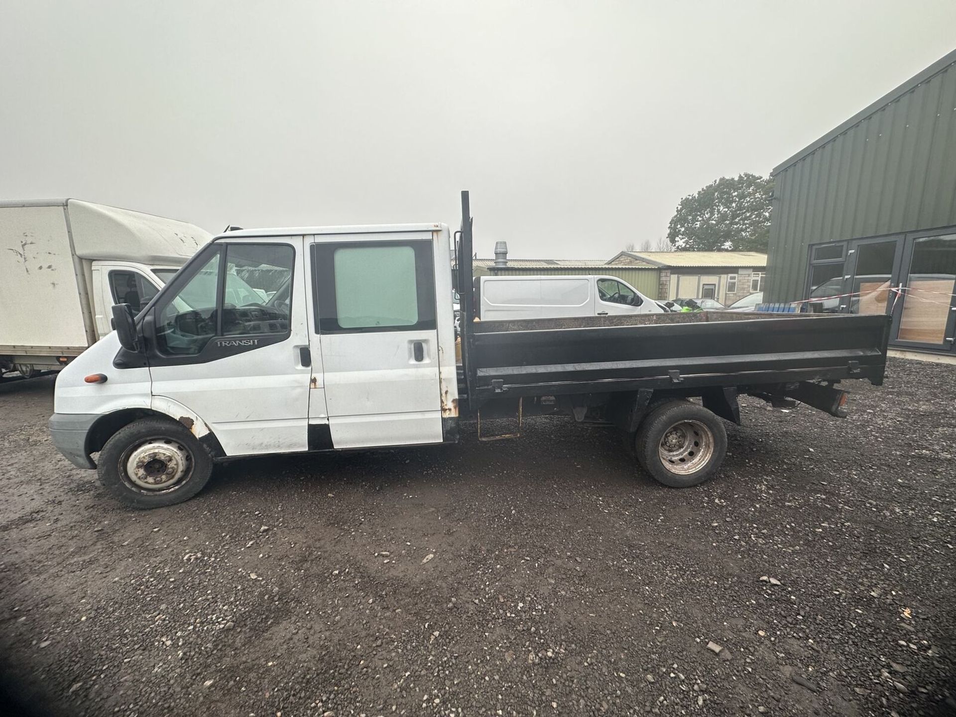 **(ONLY 74K MILEAGE)** WHITE FLATBED PICK UP: 100PS DURATORQ DIESEL - NO VAT ON THE HAMMER