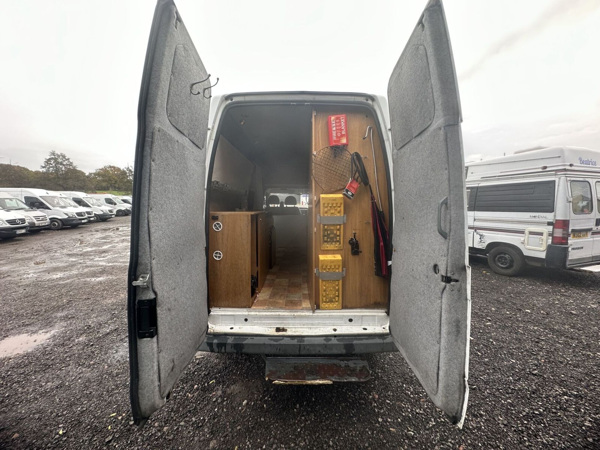 EXPLORE FREELY: 2007 FORD TRANSIT 115 CAMPER - YOUR ROAD-READY ESCAPE - NO VAT ON HAMMER - Image 4 of 15