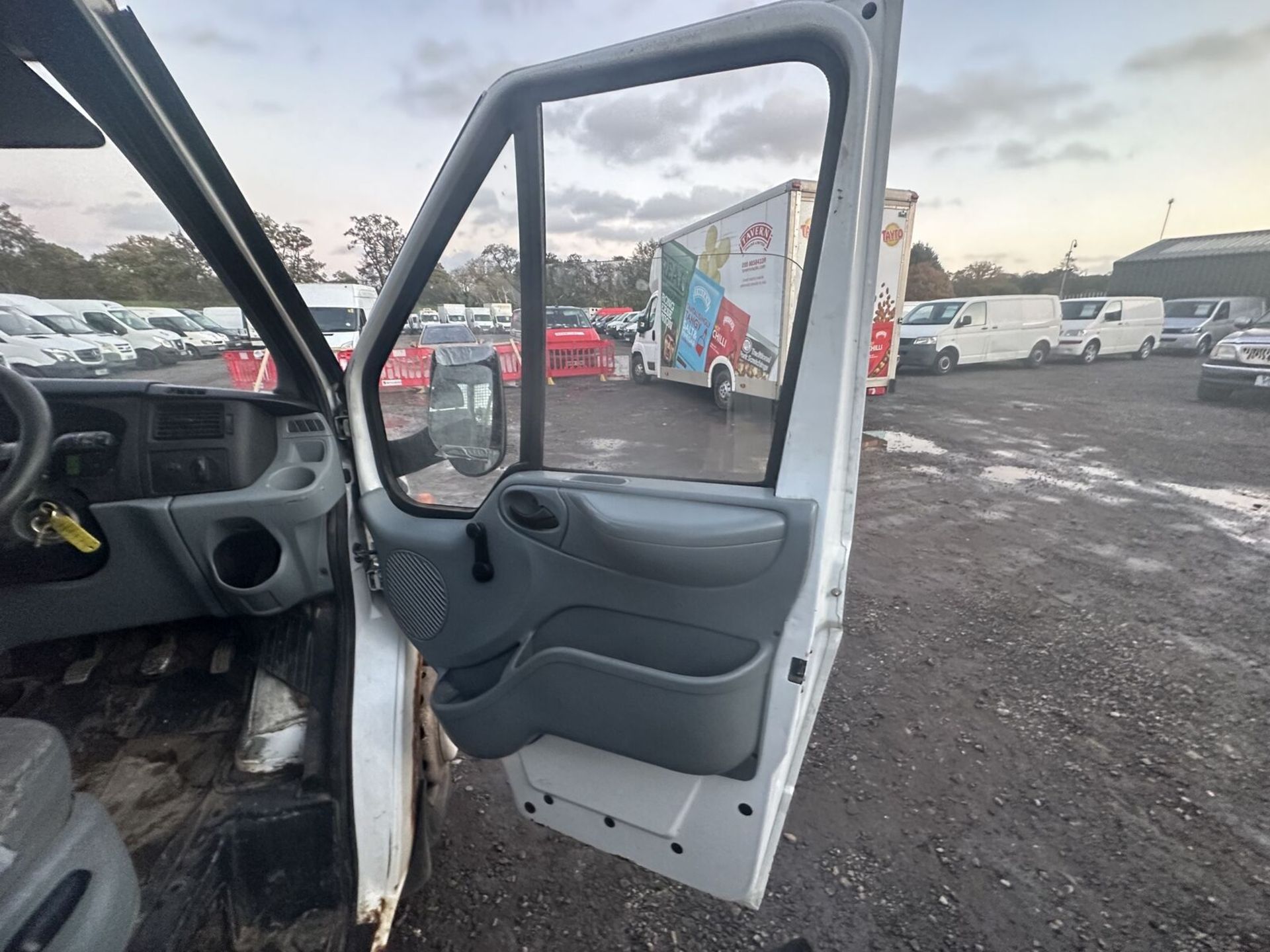 POWERFUL POTENTIAL: 58 PLATE FORD TRANSIT FLATBED, READY FOR THE ROAD (NO VAT ON THE HAMMER) - Image 7 of 12