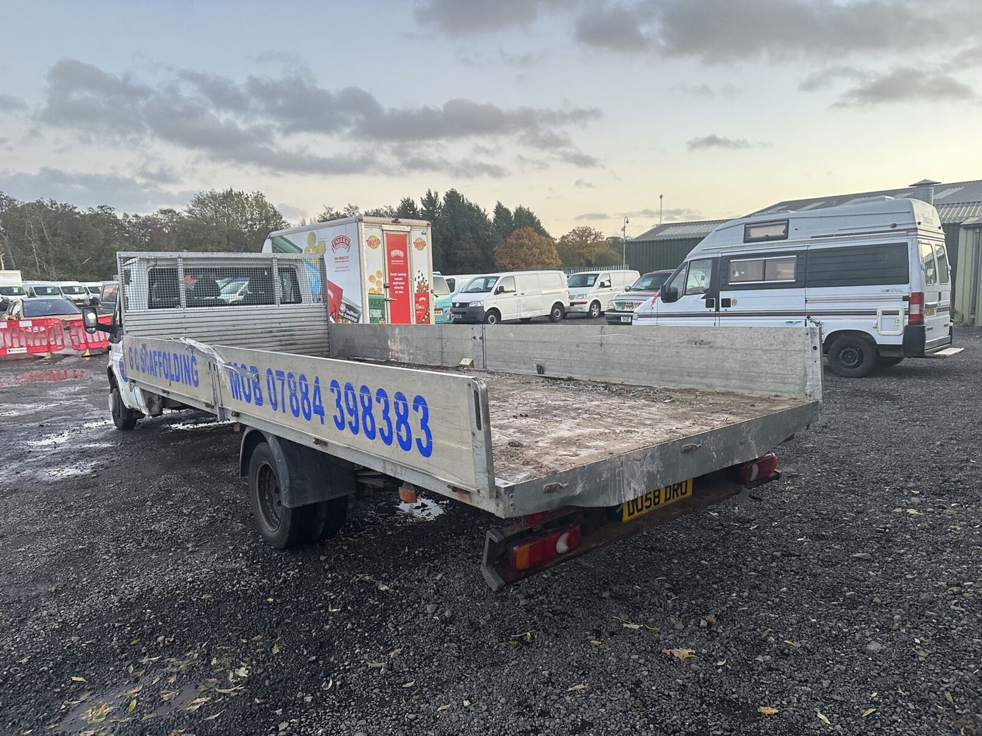 POWERFUL POTENTIAL: 58 PLATE FORD TRANSIT FLATBED, READY FOR THE ROAD (NO VAT ON THE HAMMER) - Image 8 of 12