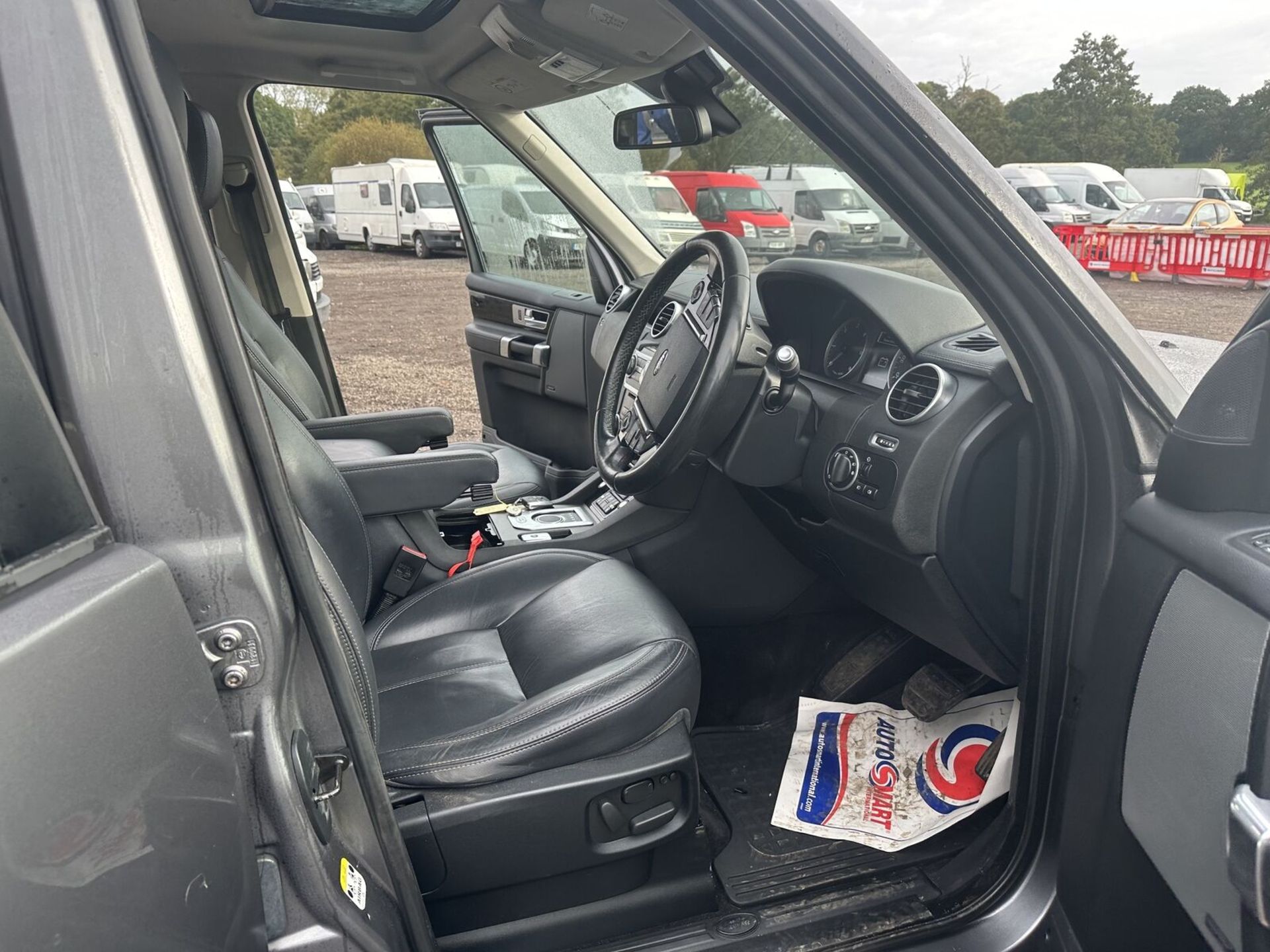 **(ONLY 65K MILEAGE)** LAND ROVER DISCOVERY: IMMACULATE BODY AND INTERIOR (NO VAT ON HAMMER)** - Image 11 of 15