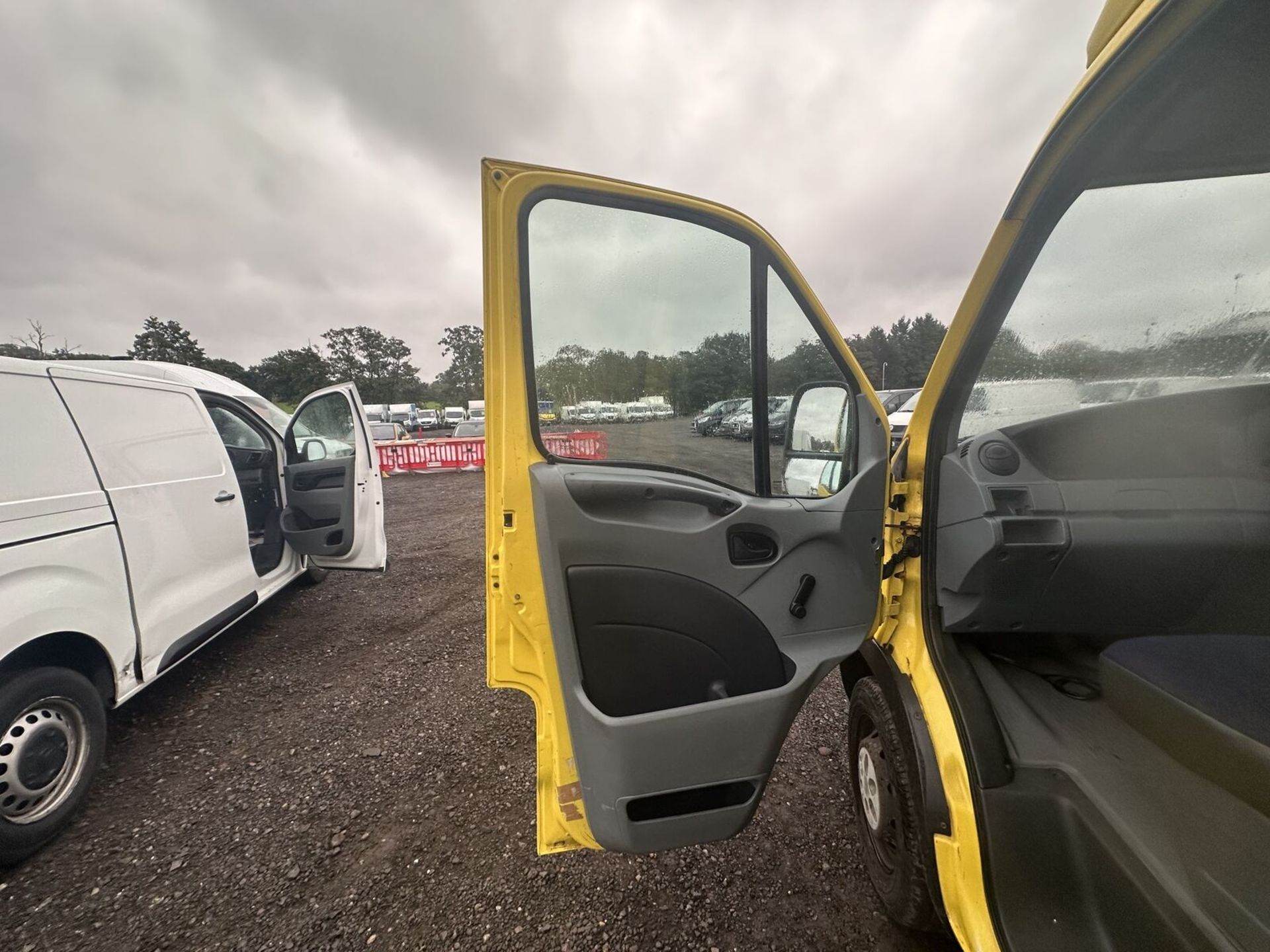 WORKHORSE YELLOW LUTON BOX VAN WITH TAIL LIFT READY TO GO - MOT MAY 2024 - NO VAT ON HAMMER - Image 15 of 15