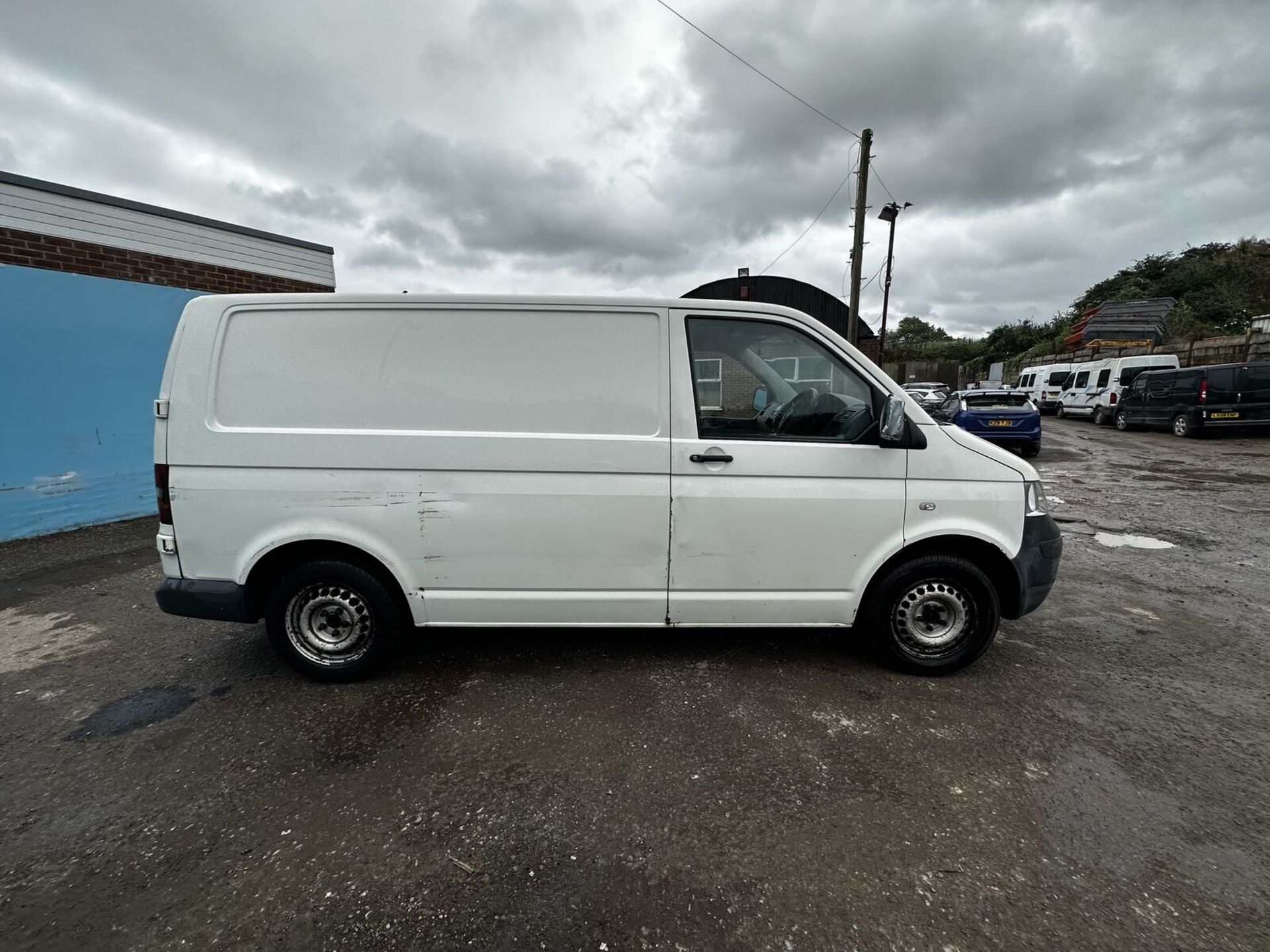 120K MILES - VOLKSWAGEN TRANSPORTER TDI PANEL VAN - 2 FORMER KEEPERS - NO VAT ON HAMMER - Image 2 of 13