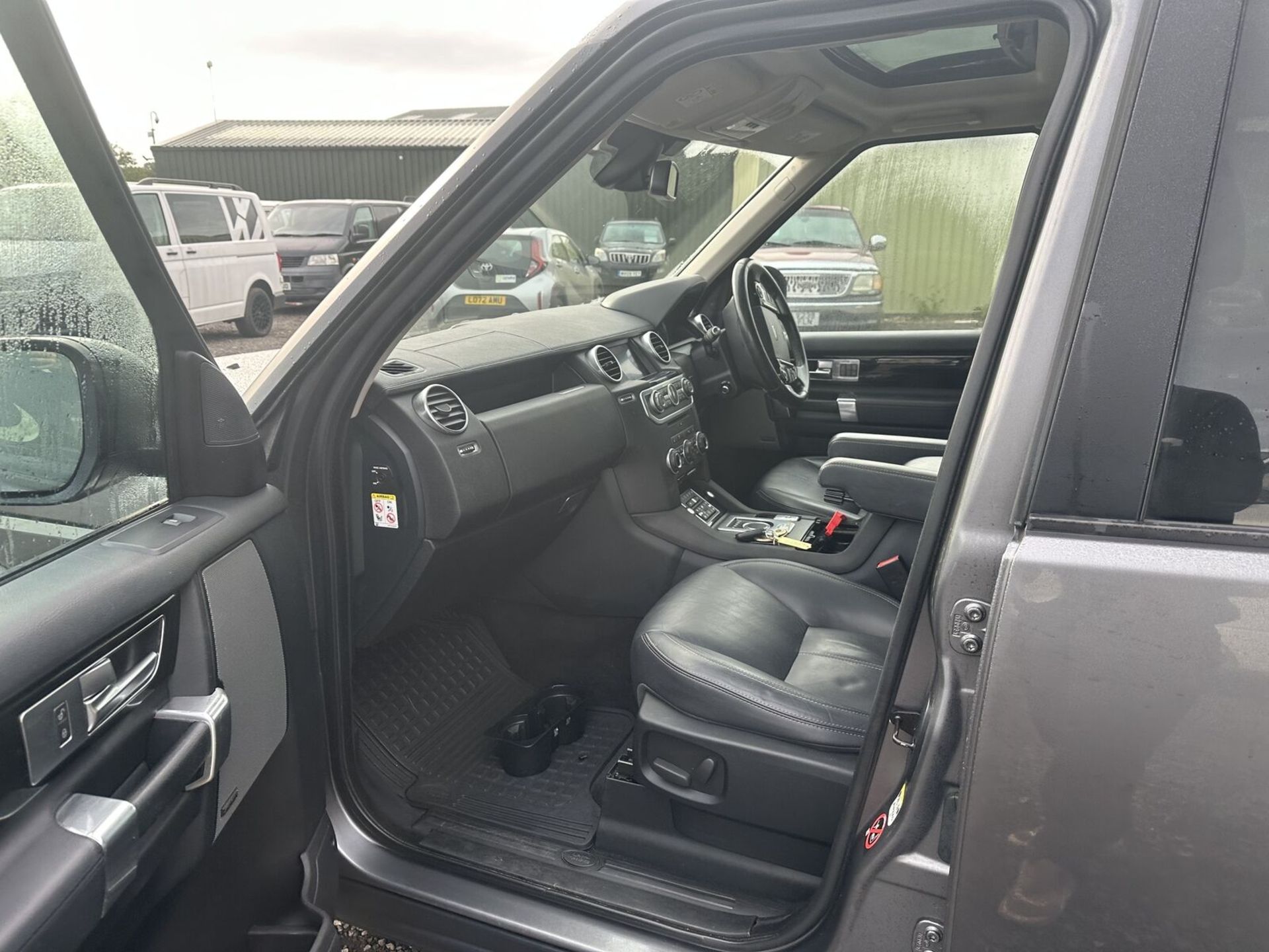 **(ONLY 65K MILEAGE)** LAND ROVER DISCOVERY: IMMACULATE BODY AND INTERIOR (NO VAT ON HAMMER)** - Image 6 of 15
