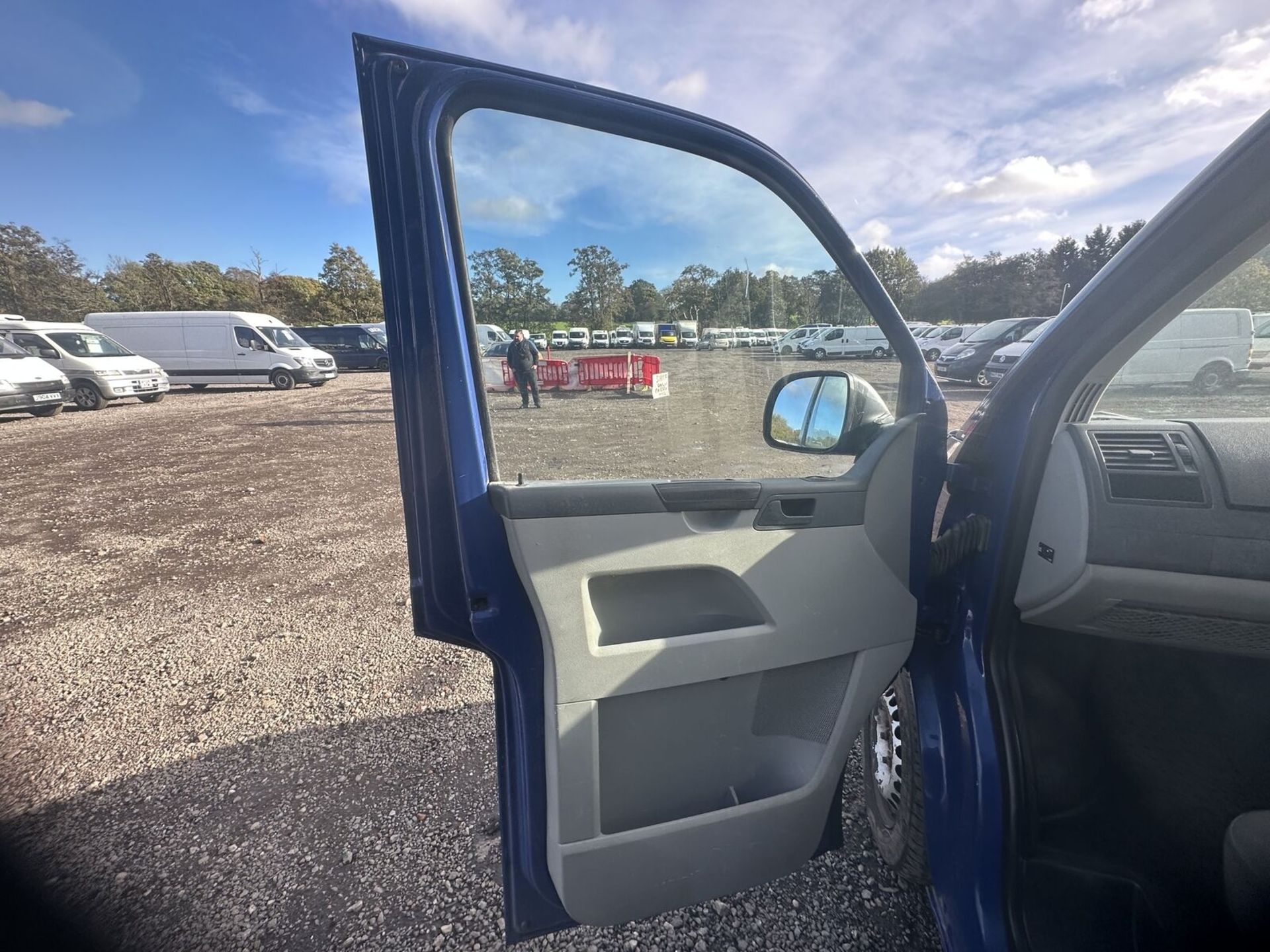 BLUE BEAUTY: 62 PLATE VW TRANSPORTER T28 102 TDI PANEL VAN - NO VAT ON HAMMER - Image 6 of 15