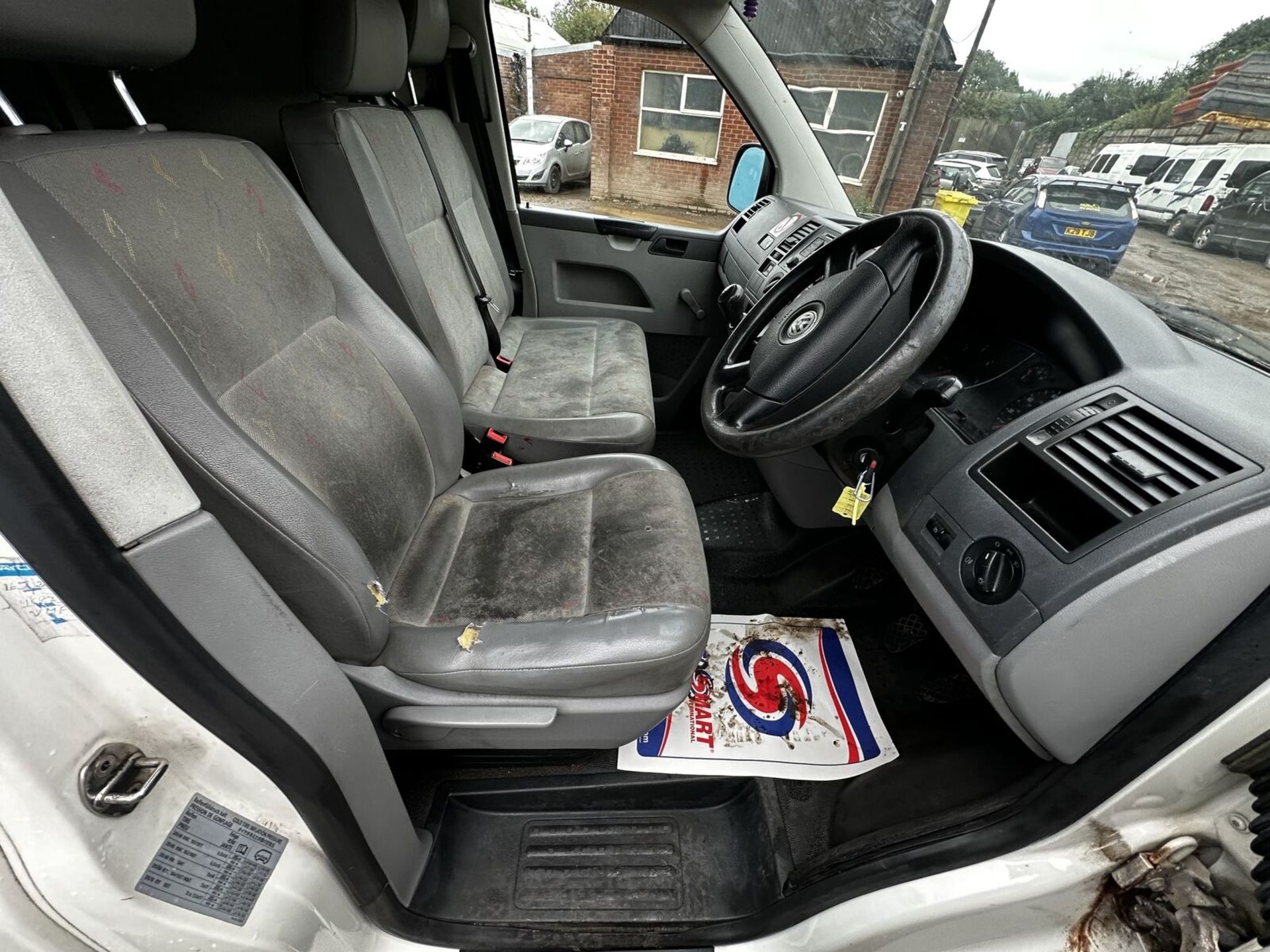 120K MILES - VOLKSWAGEN TRANSPORTER TDI PANEL VAN - 2 FORMER KEEPERS - NO VAT ON HAMMER - Image 10 of 13