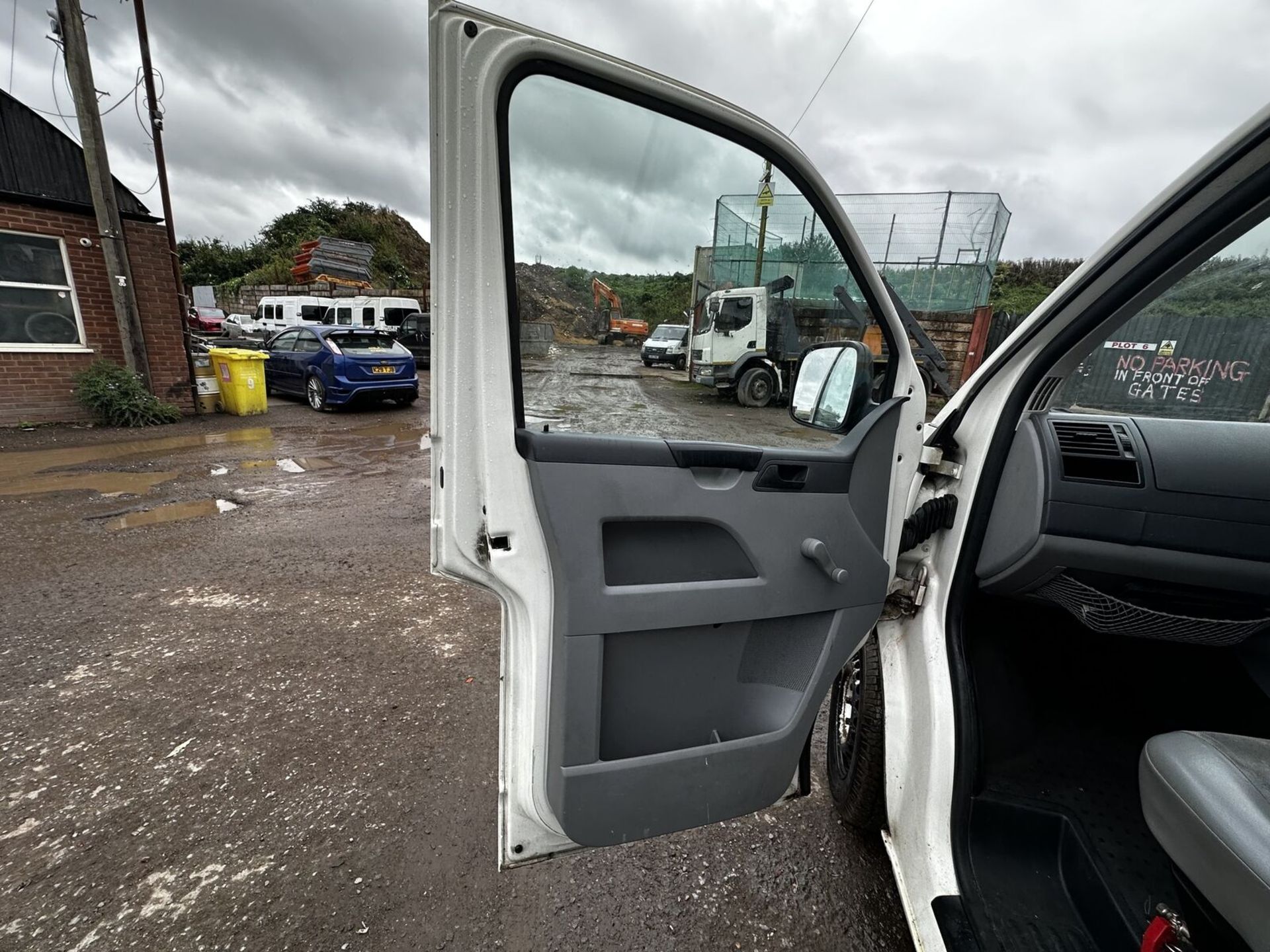 120K MILES - VOLKSWAGEN TRANSPORTER TDI PANEL VAN - 2 FORMER KEEPERS - NO VAT ON HAMMER - Image 13 of 13