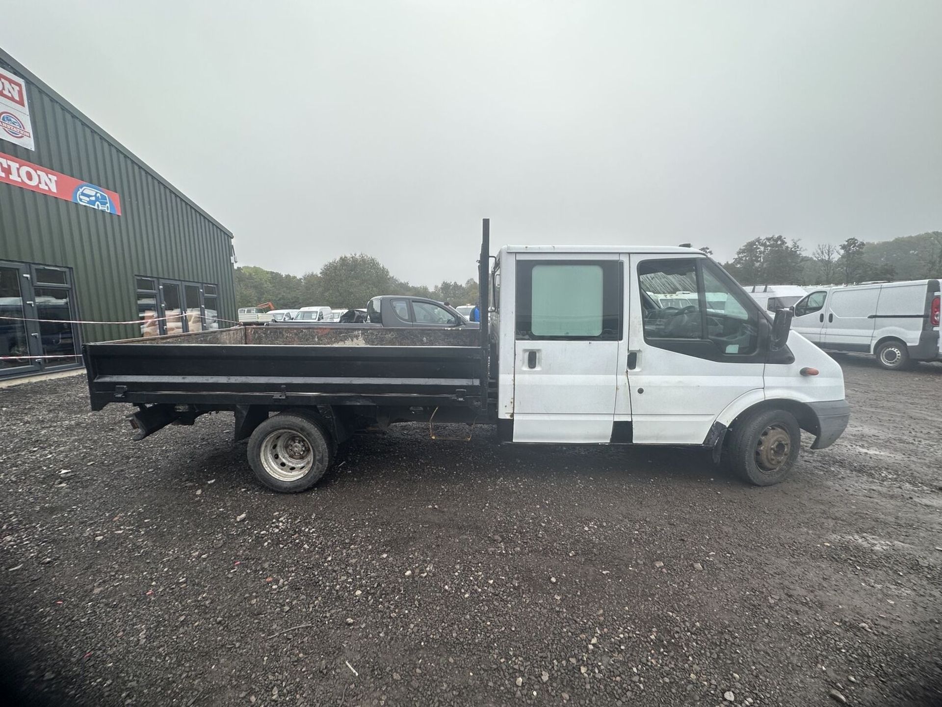 **(ONLY 74K MILEAGE)** WHITE FLATBED PICK UP: 100PS DURATORQ DIESEL - NO VAT ON THE HAMMER - Image 13 of 15