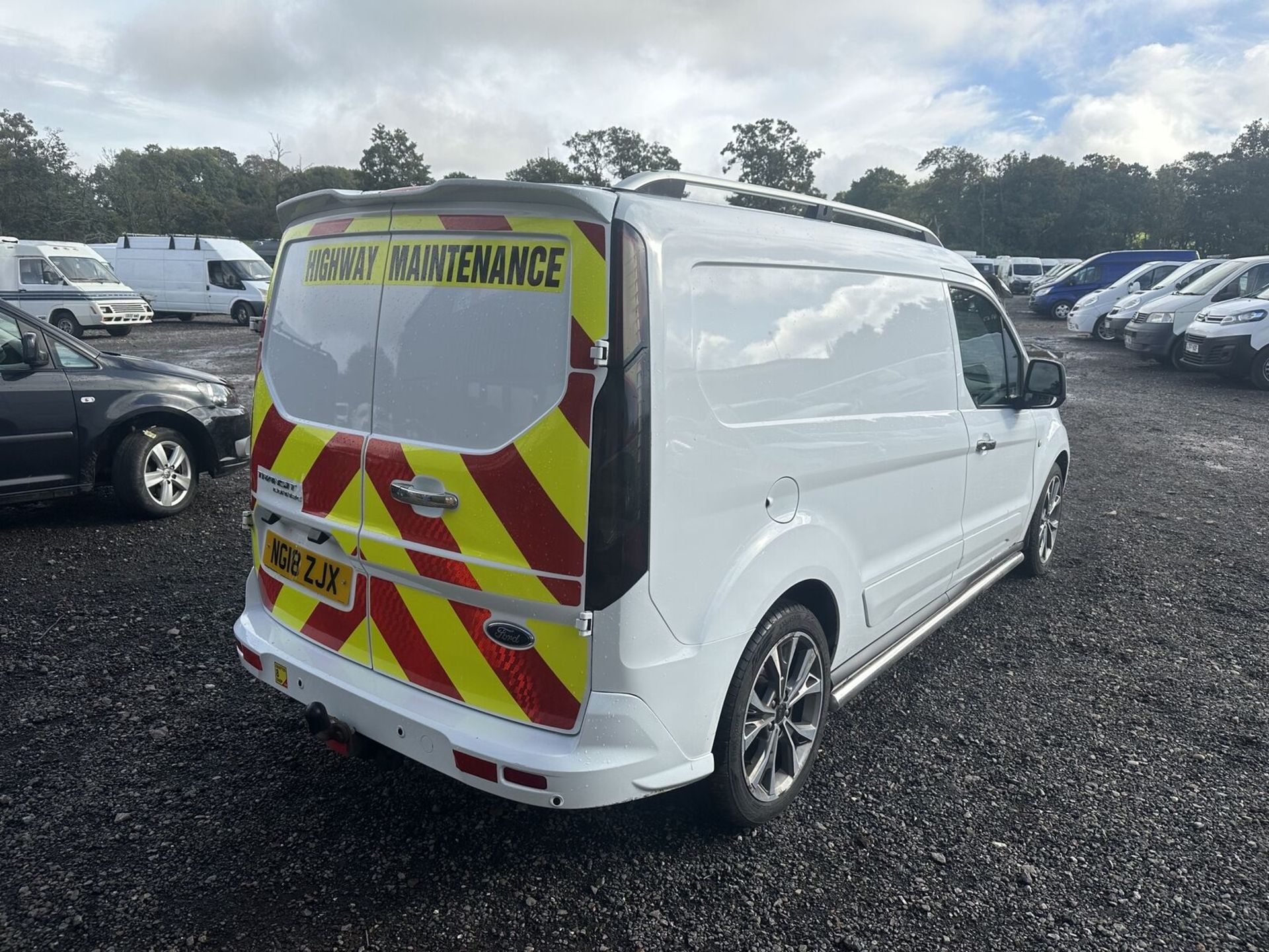 FULL SERVICE HISTORY: 2018 FORD TRANSIT CONNECT VAN - MOT AUG 2024 - NO VAT ON THE HAMMER - Image 10 of 14