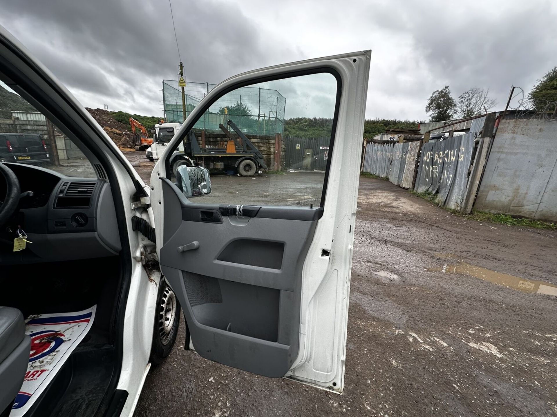 120K MILES - VOLKSWAGEN TRANSPORTER TDI PANEL VAN - 2 FORMER KEEPERS - NO VAT ON HAMMER - Image 11 of 13