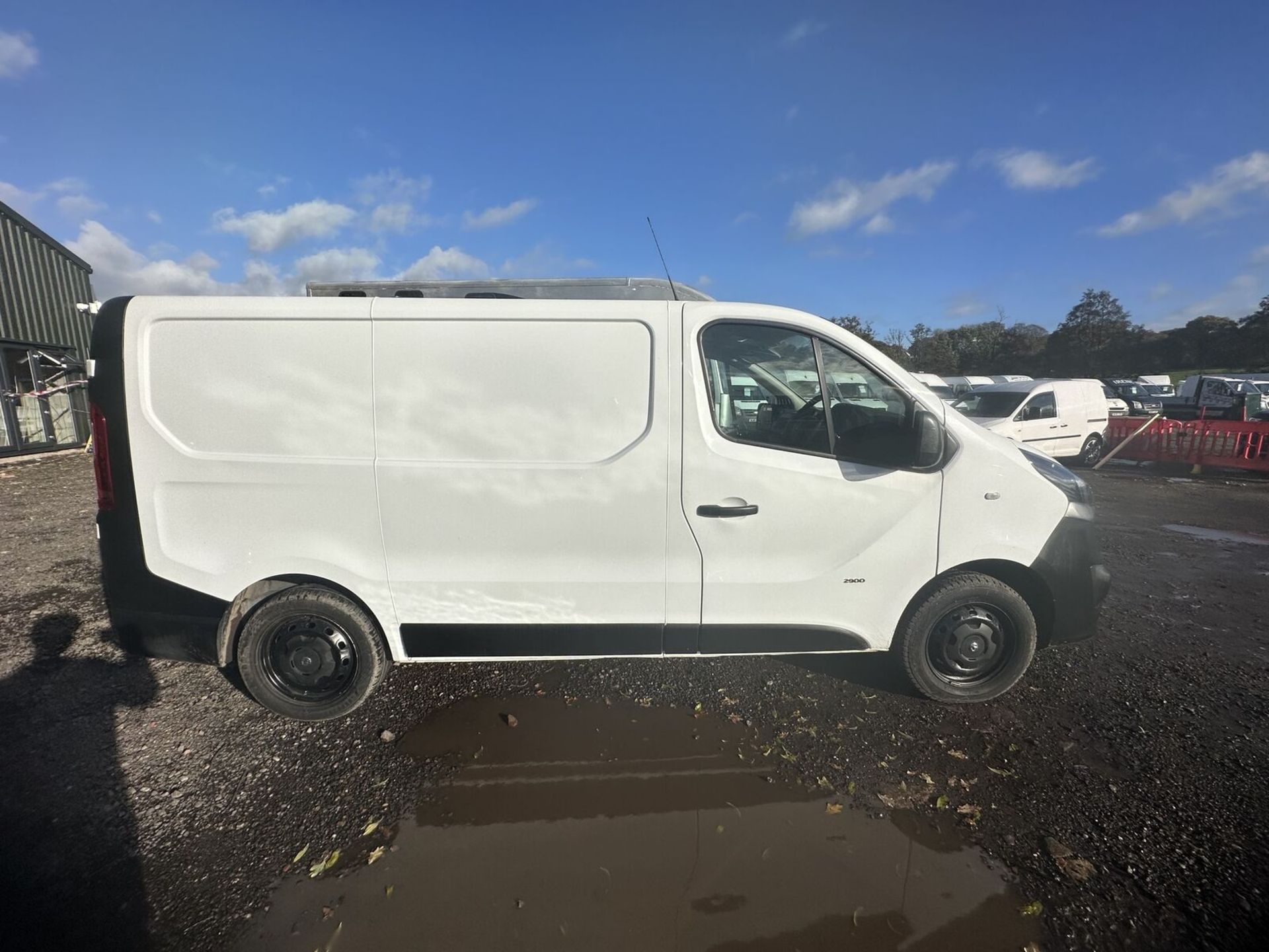 **(ONLY 88K MILEAGE)** 2015 VIVARO TRAFIC PANEL VAN - MOT: 6TH MARCH 2024 - NO VAT ON HAMMER