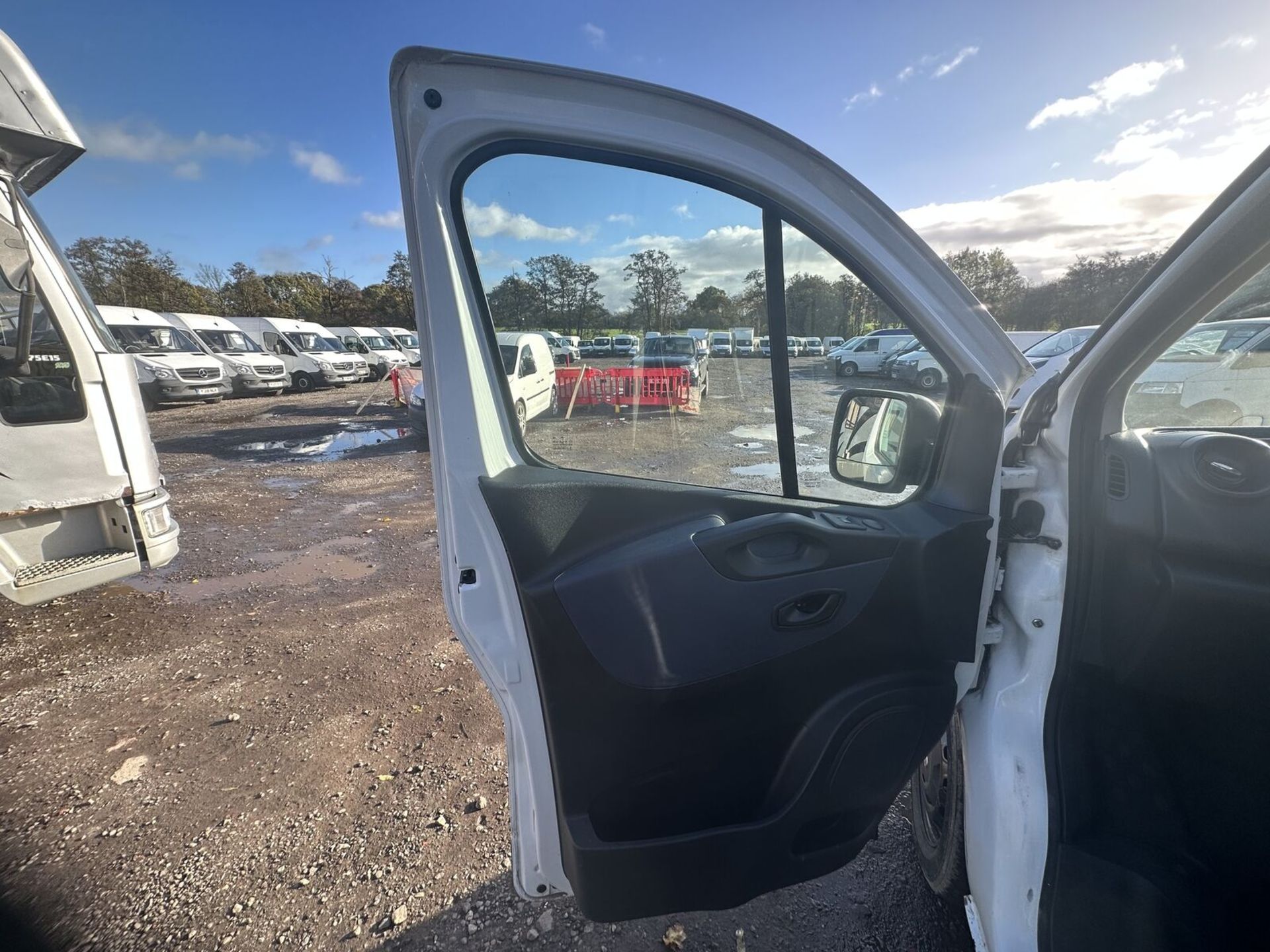 **(ONLY 88K MILEAGE)** 2015 VIVARO TRAFIC PANEL VAN - MOT: 6TH MARCH 2024 - NO VAT ON HAMMER - Image 5 of 15