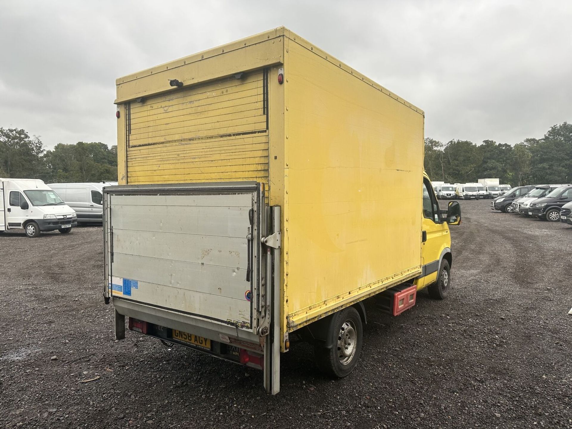 WORKHORSE YELLOW LUTON BOX VAN WITH TAIL LIFT READY TO GO - MOT MAY 2024 - NO VAT ON HAMMER - Image 14 of 15