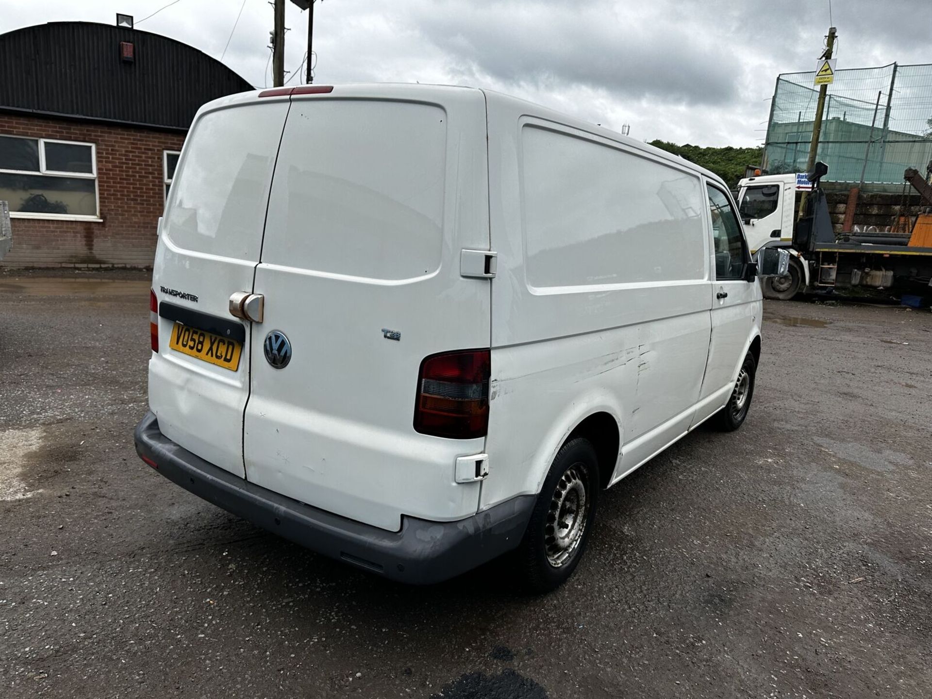 120K MILES - VOLKSWAGEN TRANSPORTER TDI PANEL VAN - 2 FORMER KEEPERS - NO VAT ON HAMMER - Image 4 of 13