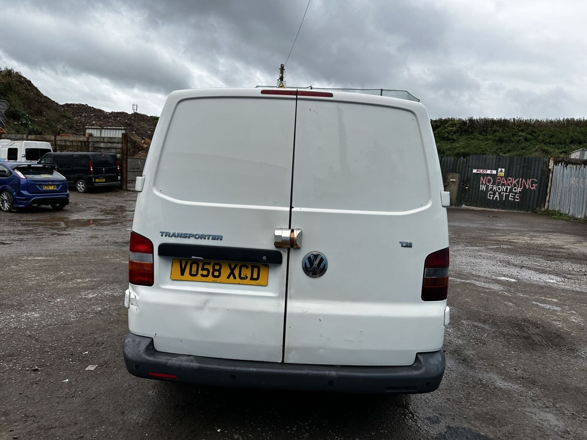 120K MILES - VOLKSWAGEN TRANSPORTER TDI PANEL VAN - 2 FORMER KEEPERS - NO VAT ON HAMMER - Image 12 of 13