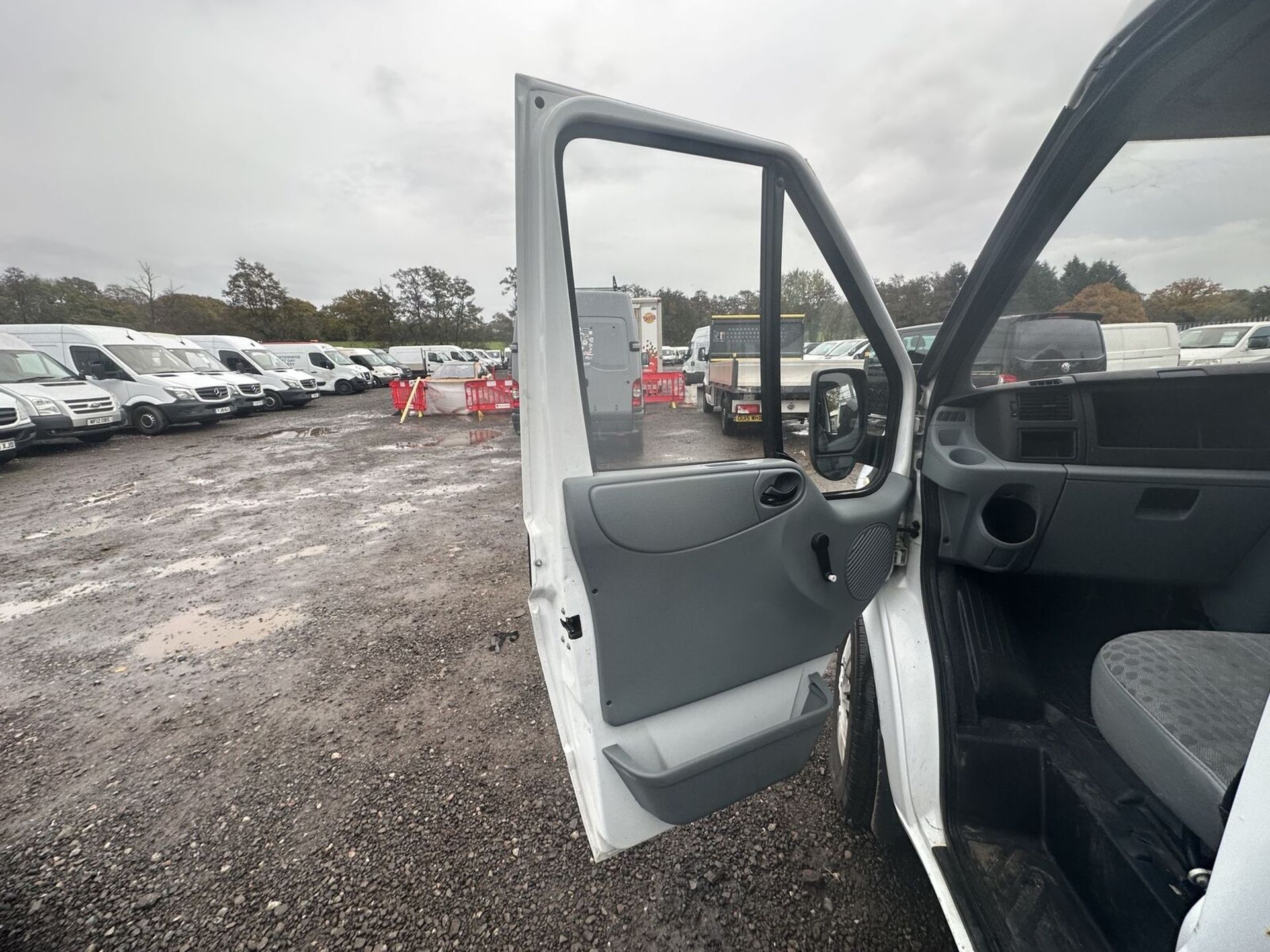EXPLORE FREELY: 2007 FORD TRANSIT 115 CAMPER - YOUR ROAD-READY ESCAPE - NO VAT ON HAMMER - Image 5 of 15