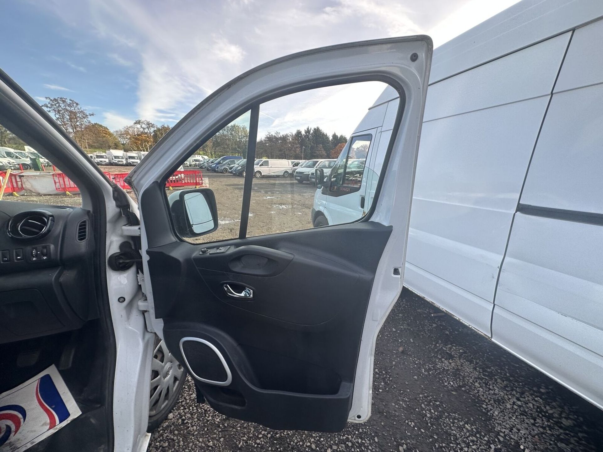 2015 VIVARO TRAFIC: SPORTIVE, MOT FEB 2024 - 140K MILES - NO VAT ON HAMMER - Image 12 of 15